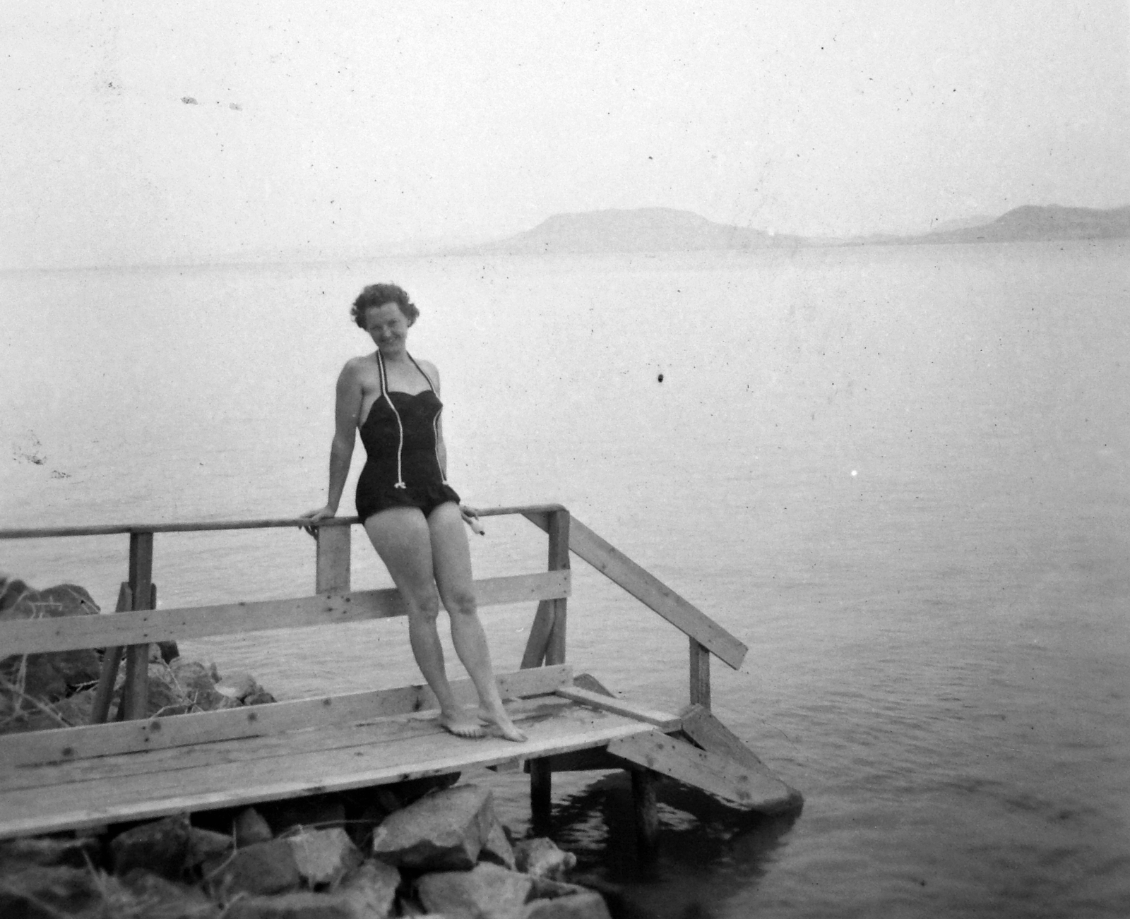 Hungary,Lake Balaton, part Boglár környékén, a háttérben Badacsony., 1960, Gyöngyi, bathing suit, Fortepan #11382