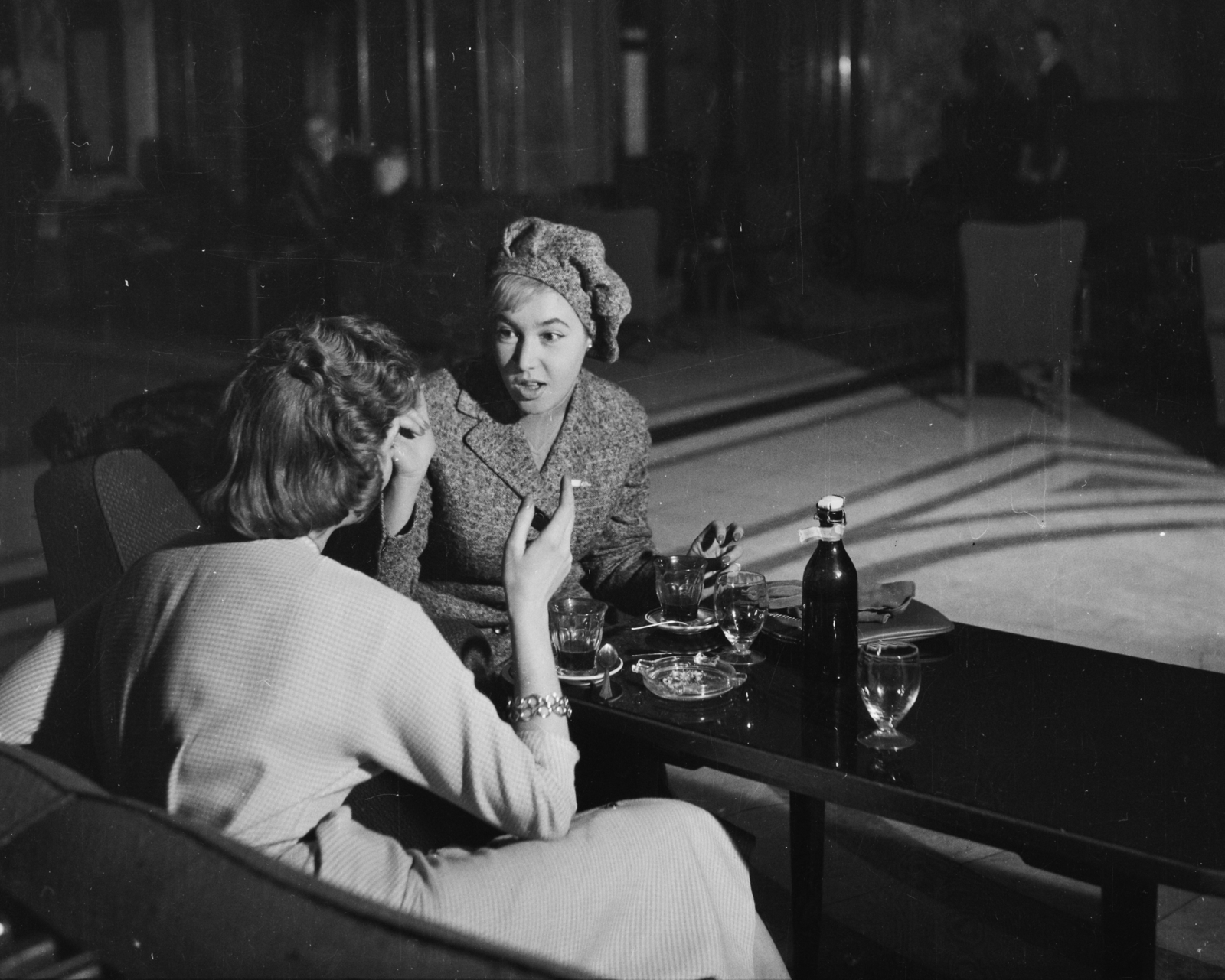 Hungary, Margit Islands, Budapest, Margitszigeti Nagyszálló, hall, szemben Deli Mari manöken., 1958, Bauer Sándor, Fortepan #113821