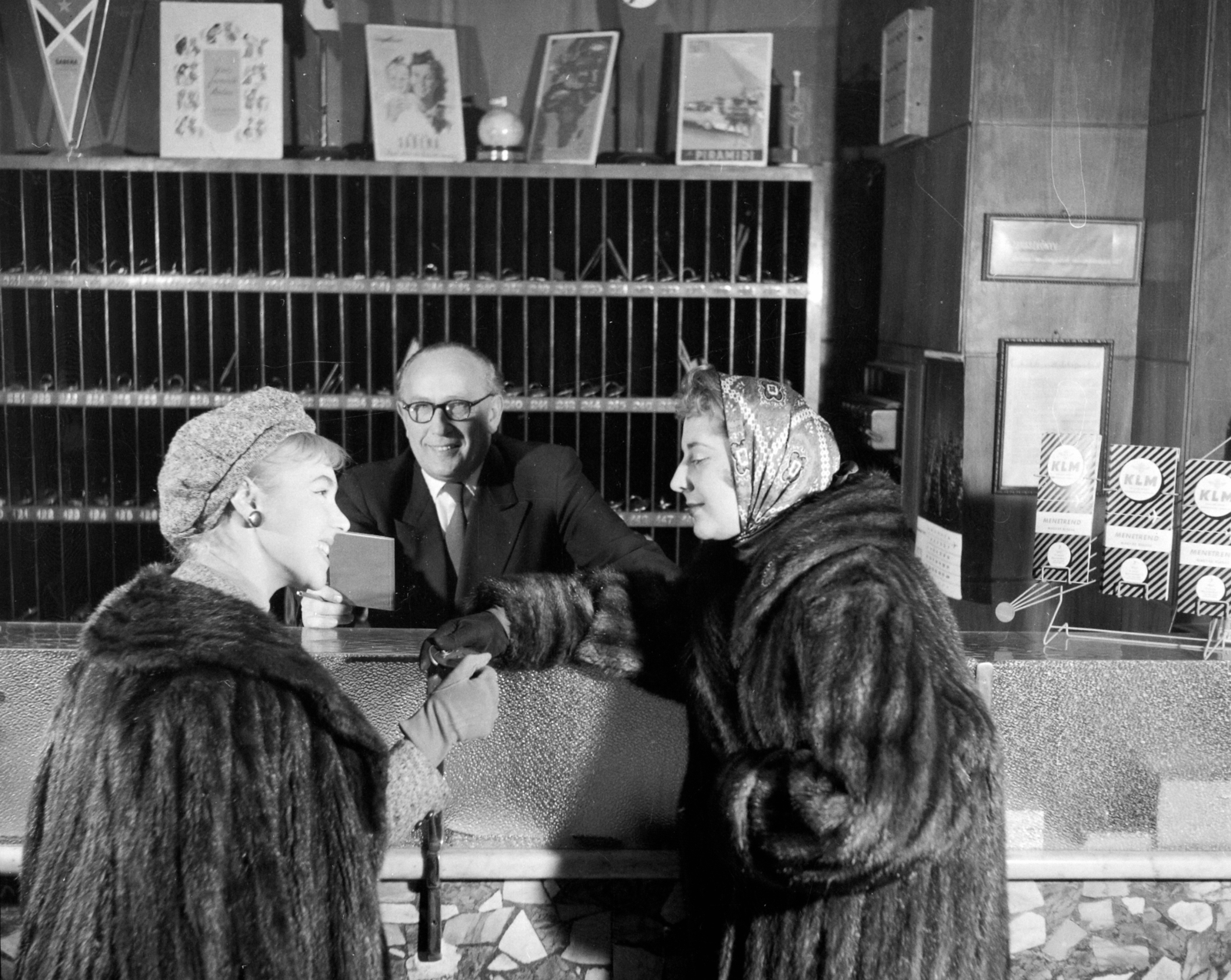 Hungary, Margit Islands, Budapest, Margitszigeti Nagyszálló, recepció, balra Deli Mari manöken., 1958, Bauer Sándor, tableau, smile, women, hotel, gloves, fur coat, reception, staff, Fortepan #113823