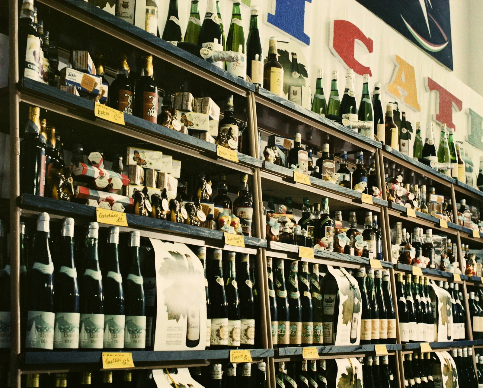 Hungary, Gödöllő, Gödöllői Agrártudományi Egyetem (később Szent István, majd Magyar Agrár- és Élettudományi Egyetem) tornaterme. A VIII. atlétikai Európa-bajnokság részvevői számára berendezett ajándékbolt., 1966, Bauer Sándor, trading, colorful, label, display, drink, shelf, shop interior, Fortepan #113828