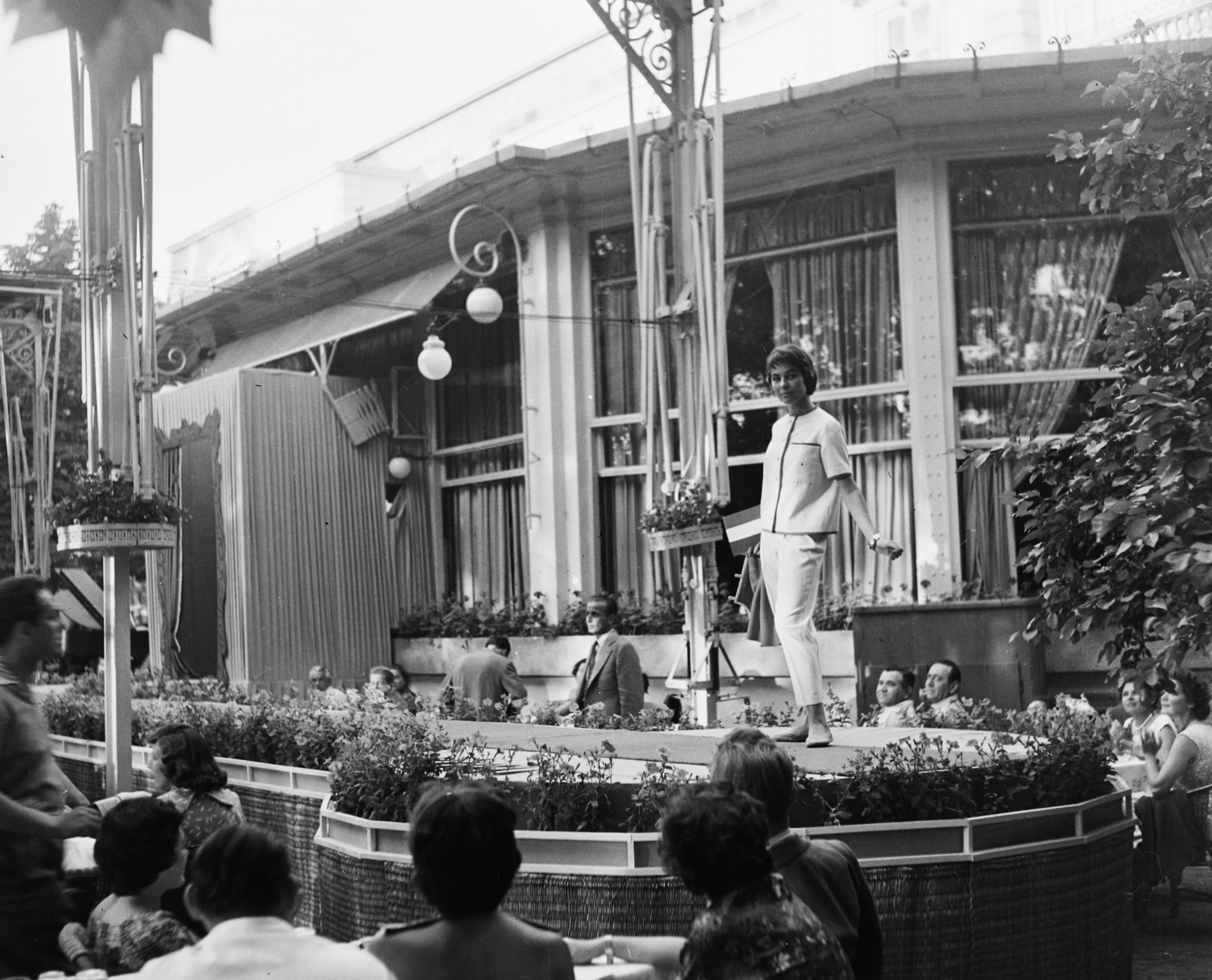 Hungary, Margit Islands, Budapest, divatbemutató a Margitszigeti Nagyszálló teraszán. Roll Mariann manöken., 1961, Bauer Sándor, fashion show, Fortepan #113854