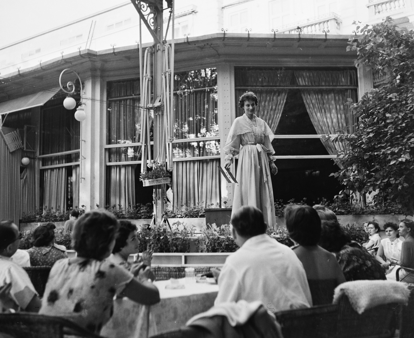 Hungary, Margit Islands, Budapest, divatbemutató a Margitszigeti Nagyszálló teraszán., 1961, Bauer Sándor, fashion show, Fortepan #113855