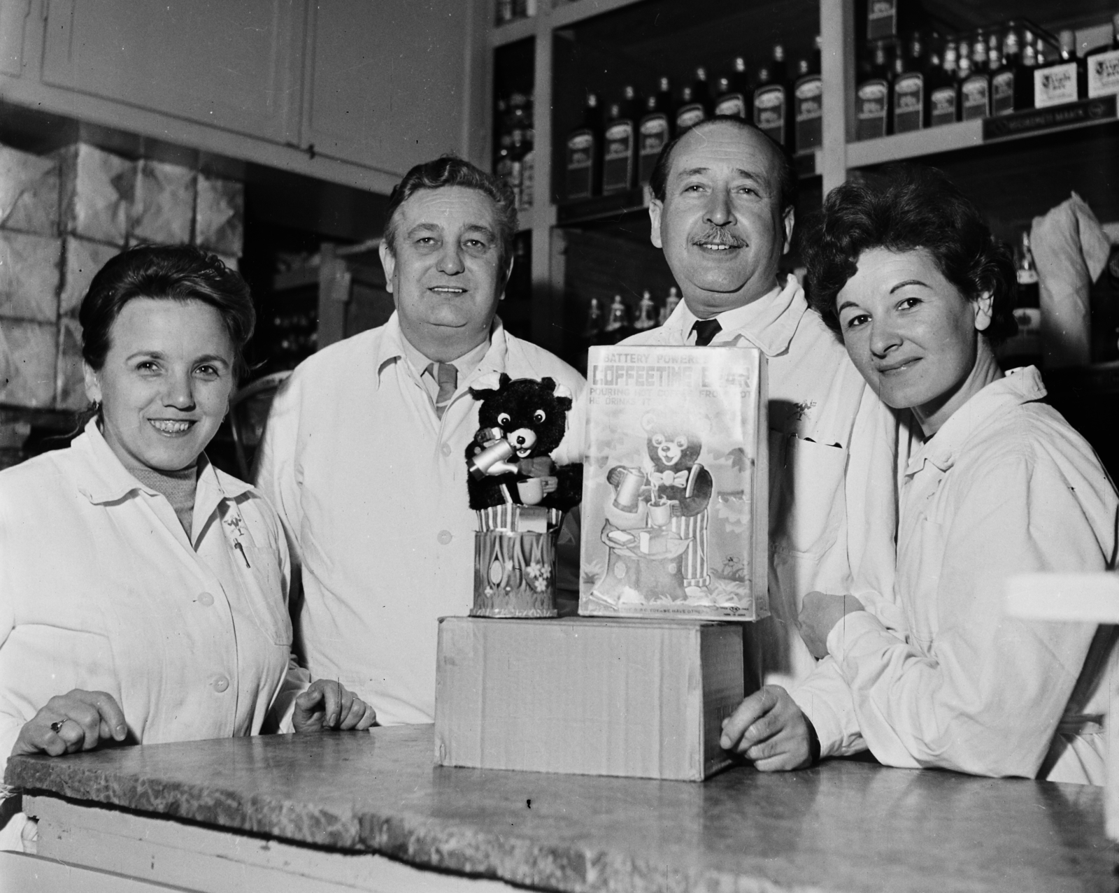 Hungary, Budapest V., Kígyó utca 4-6., Mézes Mackó büfé., 1960, Bauer Sándor, ad, hospitality, tableau, smile, counter, shop interior, Budapest, staff, bear portrayal, Fortepan #113858