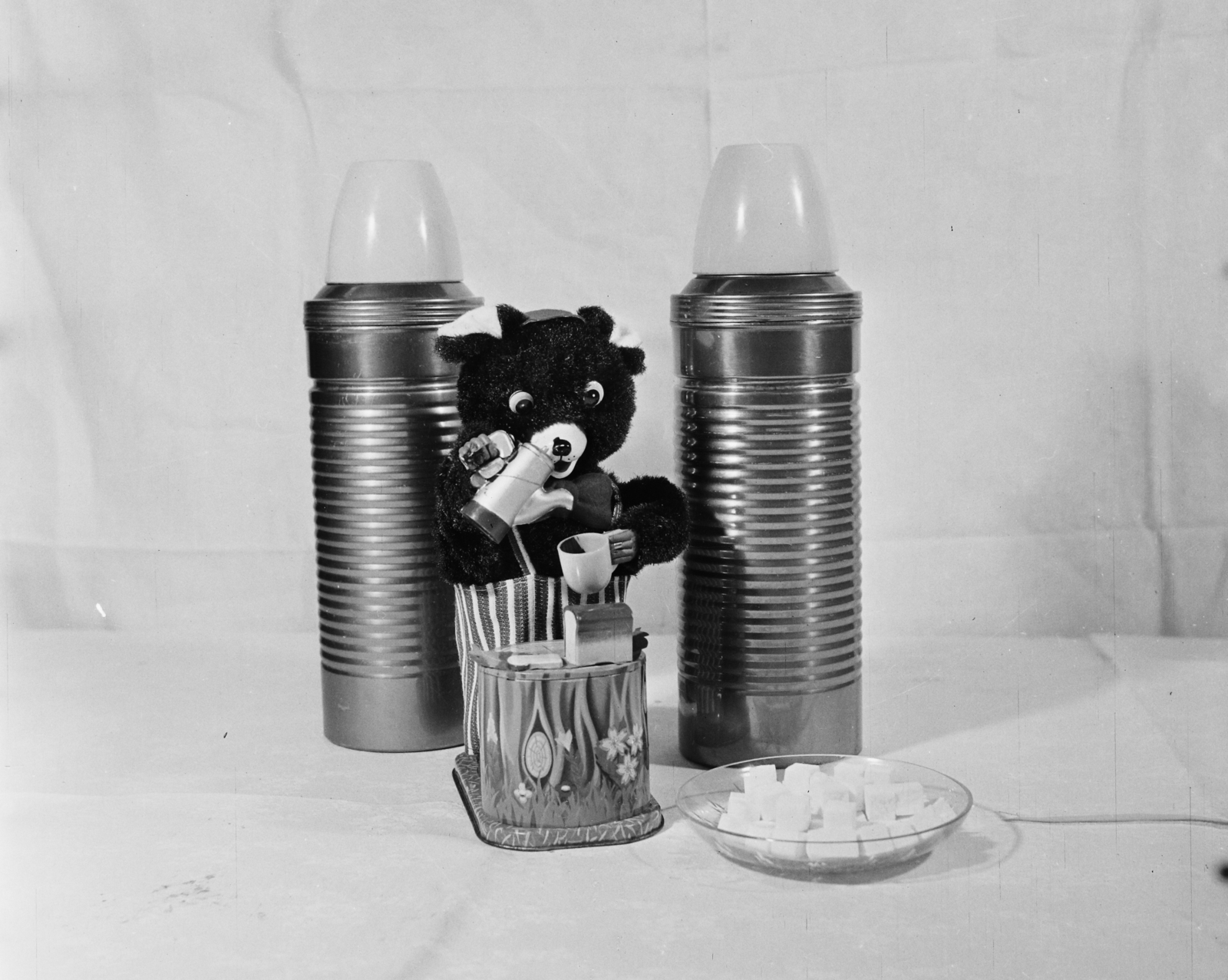 1960, Bauer Sándor, ad, vacuum flask, bear portrayal, toy animal, still life, Fortepan #113859