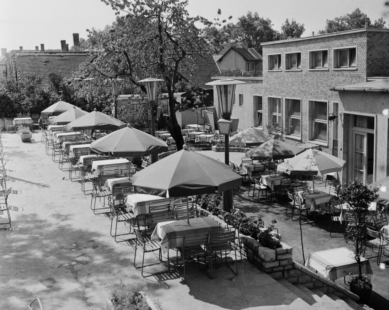 Hungary, Budapest XIX., Pannónia utca 15., Pannónia Népkert., 1963, Bauer Sándor, terrace, lamp post, Budapest, Fortepan #113861