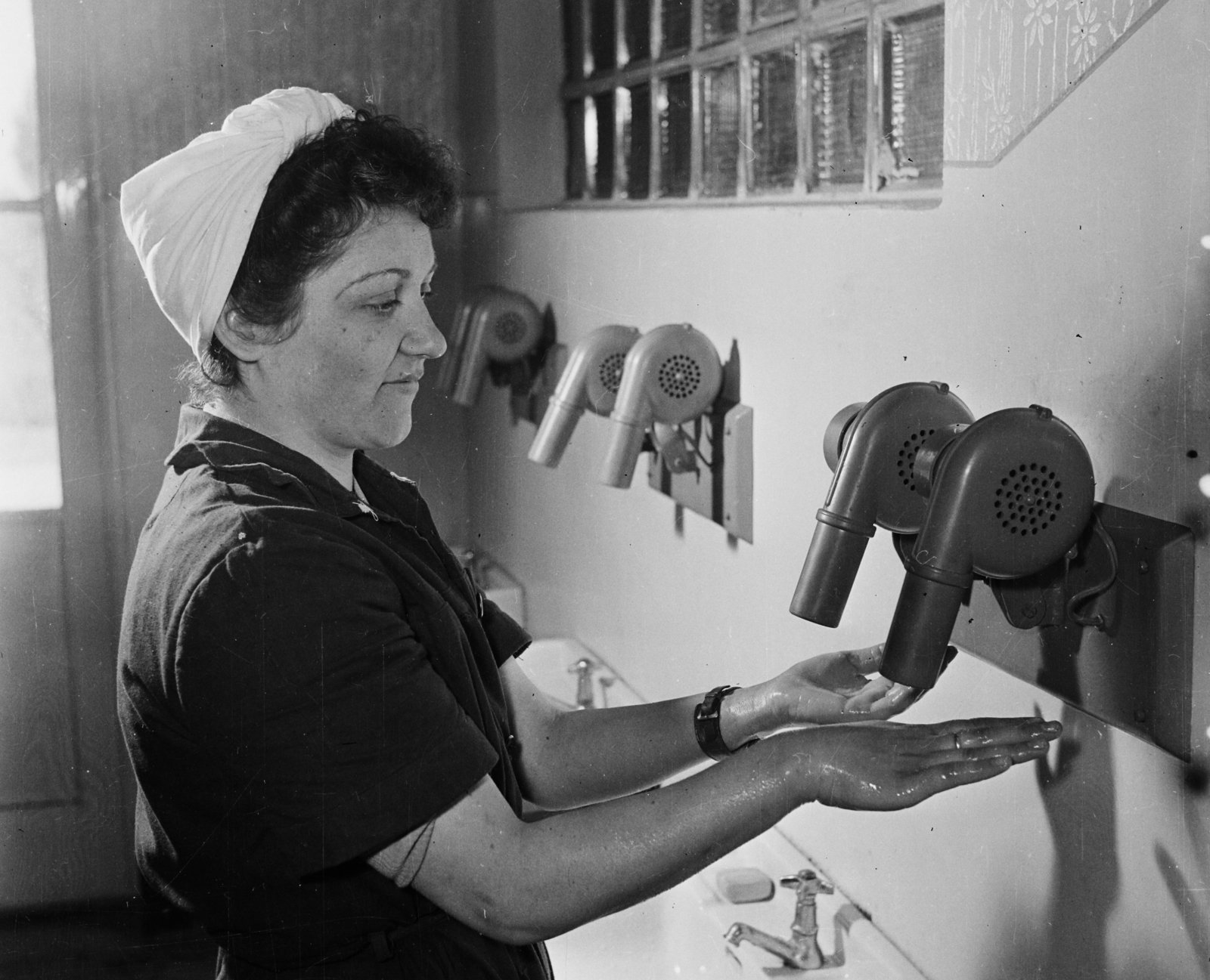 1959, Bauer Sándor, hand dryer, Fortepan #113865