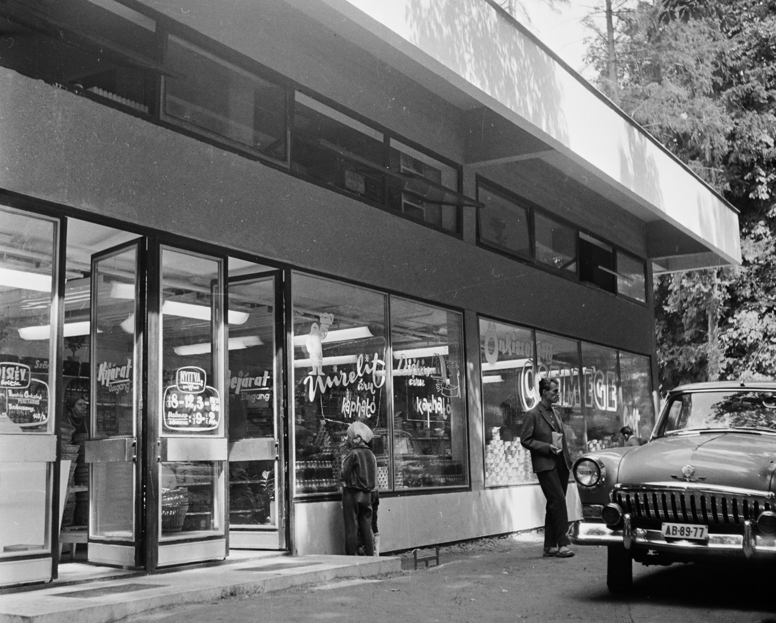 Hungary,Lake Balaton, Badacsonytomaj, csemegebolt a Hableány étterem épületében, a vasútállomás mögötti parkban., 1964, Bauer Sándor, Show window, M21 Wolga, number plate, self-serving restaurant, shopping hours, Fortepan #113888