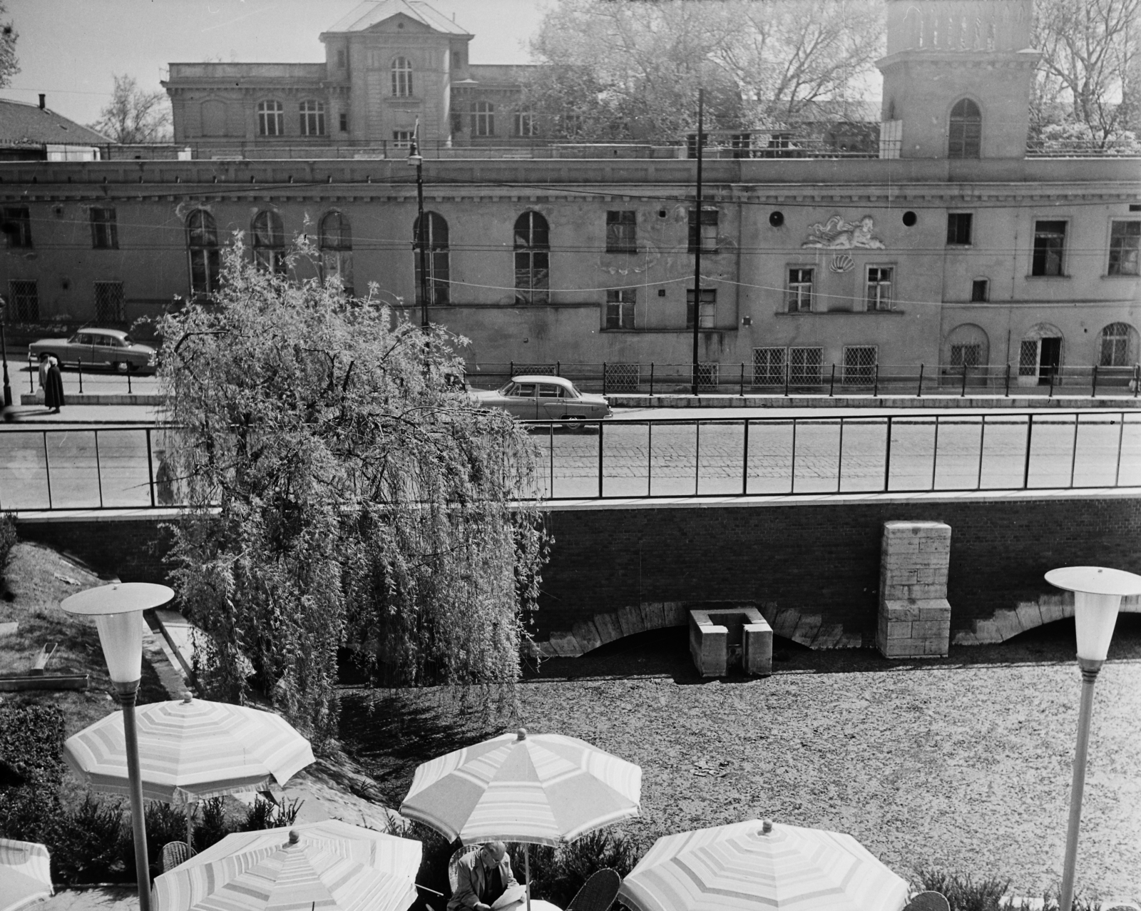 Magyarország, Budapest II., Frankel Leó út 48., Malomtó Bisztró, háttérben a Lukács Fürdő épülete., 1962, Bauer Sándor, GAZ M21 Volga, Budapest, gyógyszálló, Rezső Hikisch-terv, Fortepan #113894