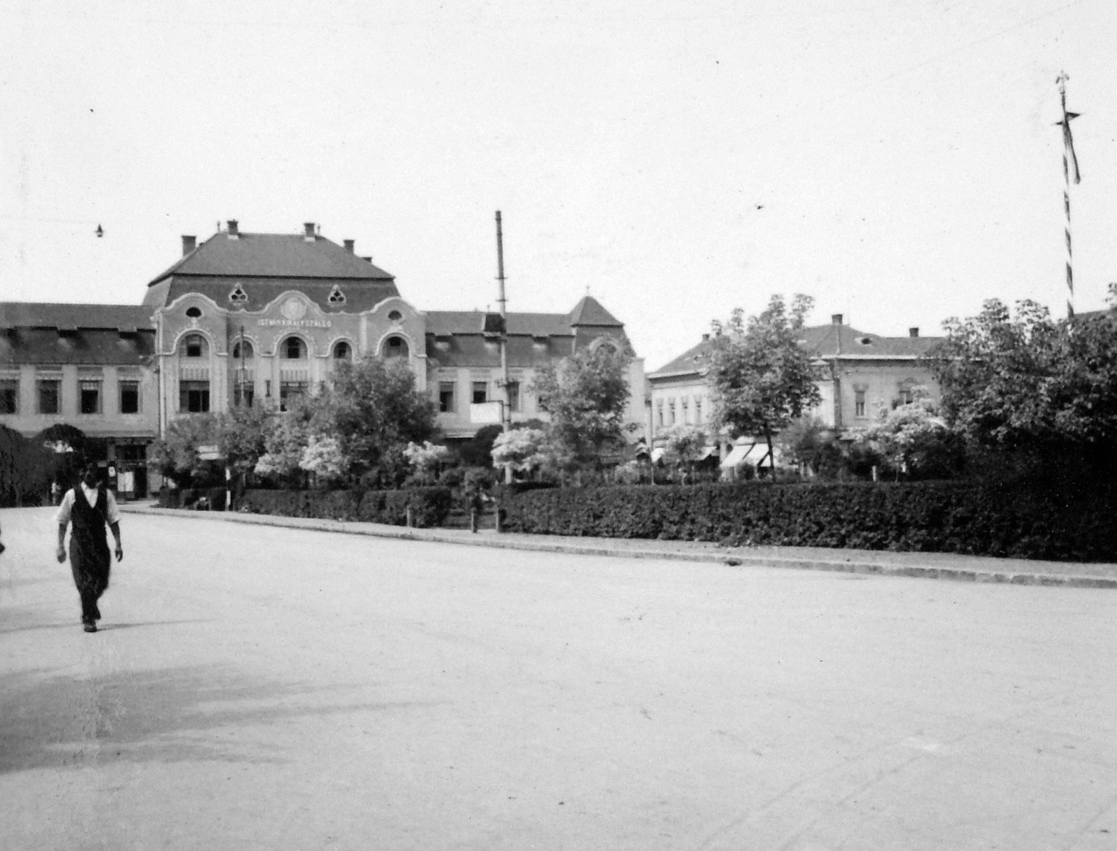 Romania,Transylvania, Baia Mare, Rákóczi tér (Piaţa Libertăţii), István Király Szálló., 1941, Gyöngyi, flag pole, Fortepan #11390