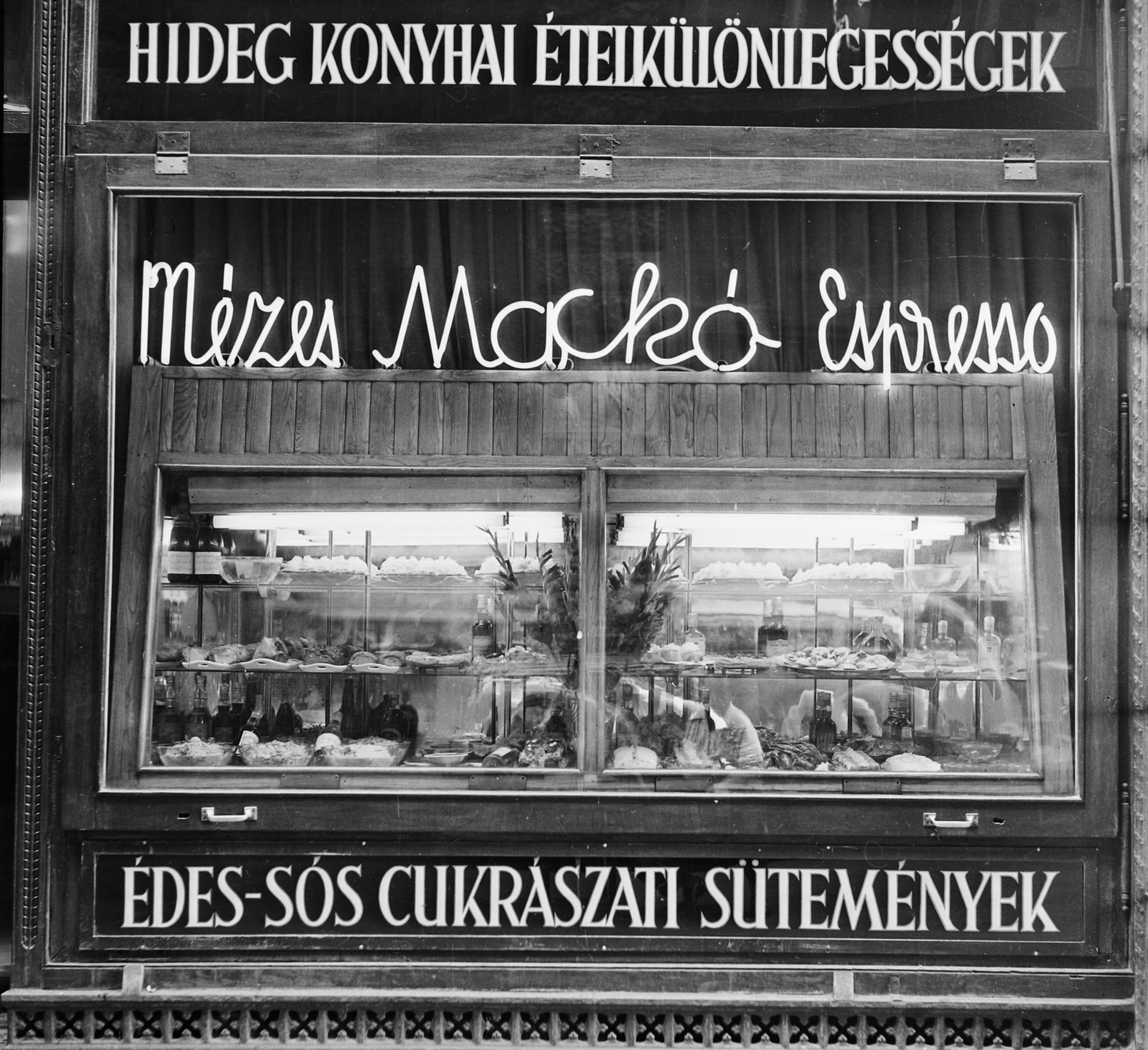 Magyarország, Budapest V., Kígyó utca 4-6., Mézes Mackó büfé., 1960, Bauer Sándor, vendéglátás, kirakat, cégtábla, eszpresszó, árukínálat, üzletportál, vitrin, neon felirat, Budapest, hidegkonyha, Mézes Mackó, tipográfia, Fortepan #113901