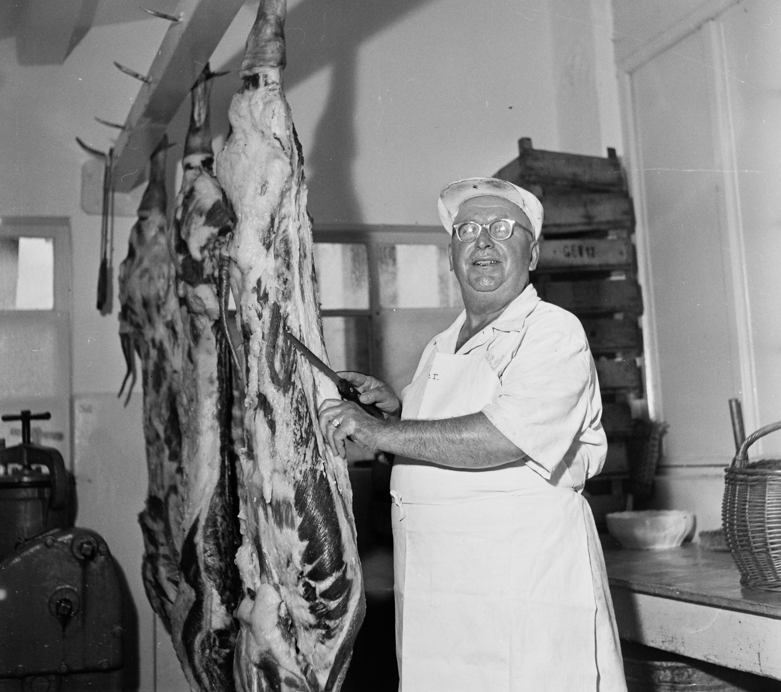 1959, Bauer Sándor, butcher, pig, knife, meat hanger, Fortepan #113908