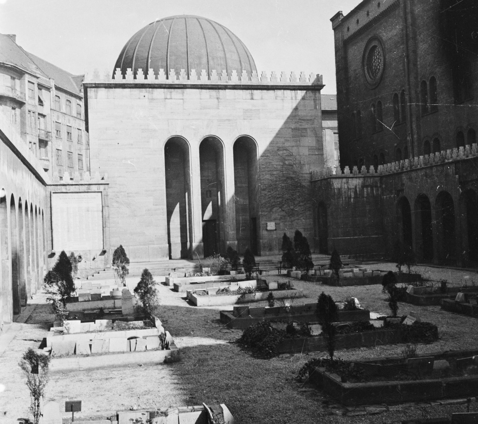 Magyarország, Budapest VII., a Dohány utcai zsinagóga udvara, szemben a Hősök Temploma., 1965, Bauer Sándor, zsinagóga, zsidóság, Budapest, Fortepan #113916