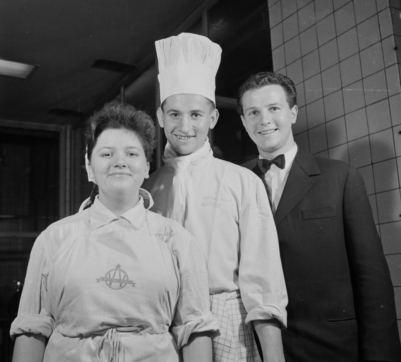 Magyarország, Budapest XI., Gellért Szálló, konyha, a Vendéglátóipari tanulók országos versenyének cukrász, szakács és felszolgáló győztese., 1961, Bauer Sándor, Budapest, hárman, fejfedő, Fortepan #113918