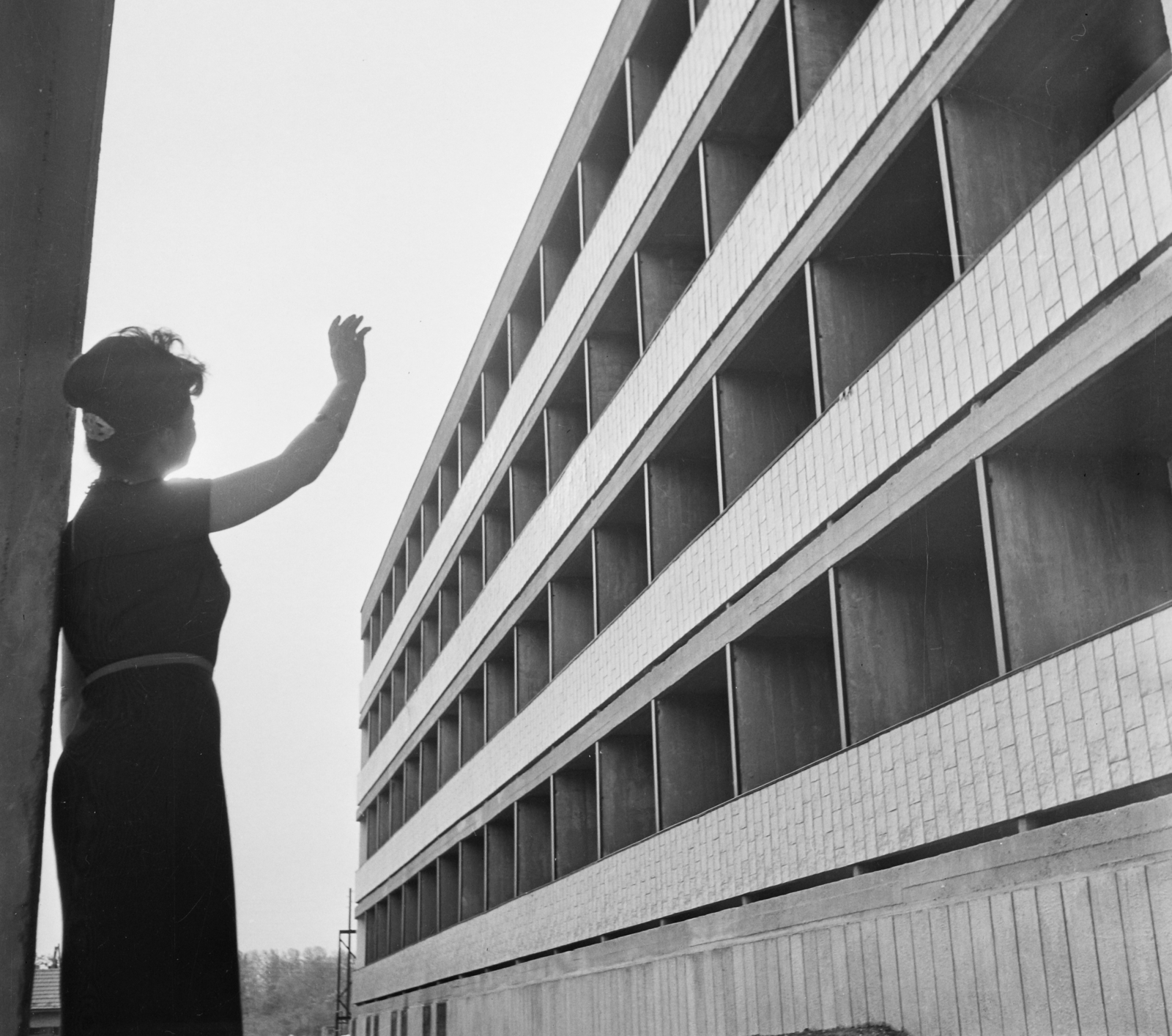 Magyarország, Budapest III., Római part, Nánási út 65., a Lídó Sportszálló és csónakház Monostori út felőli homlokzata., 1962, Bauer Sándor, integetés, Budapest, Fortepan #113922