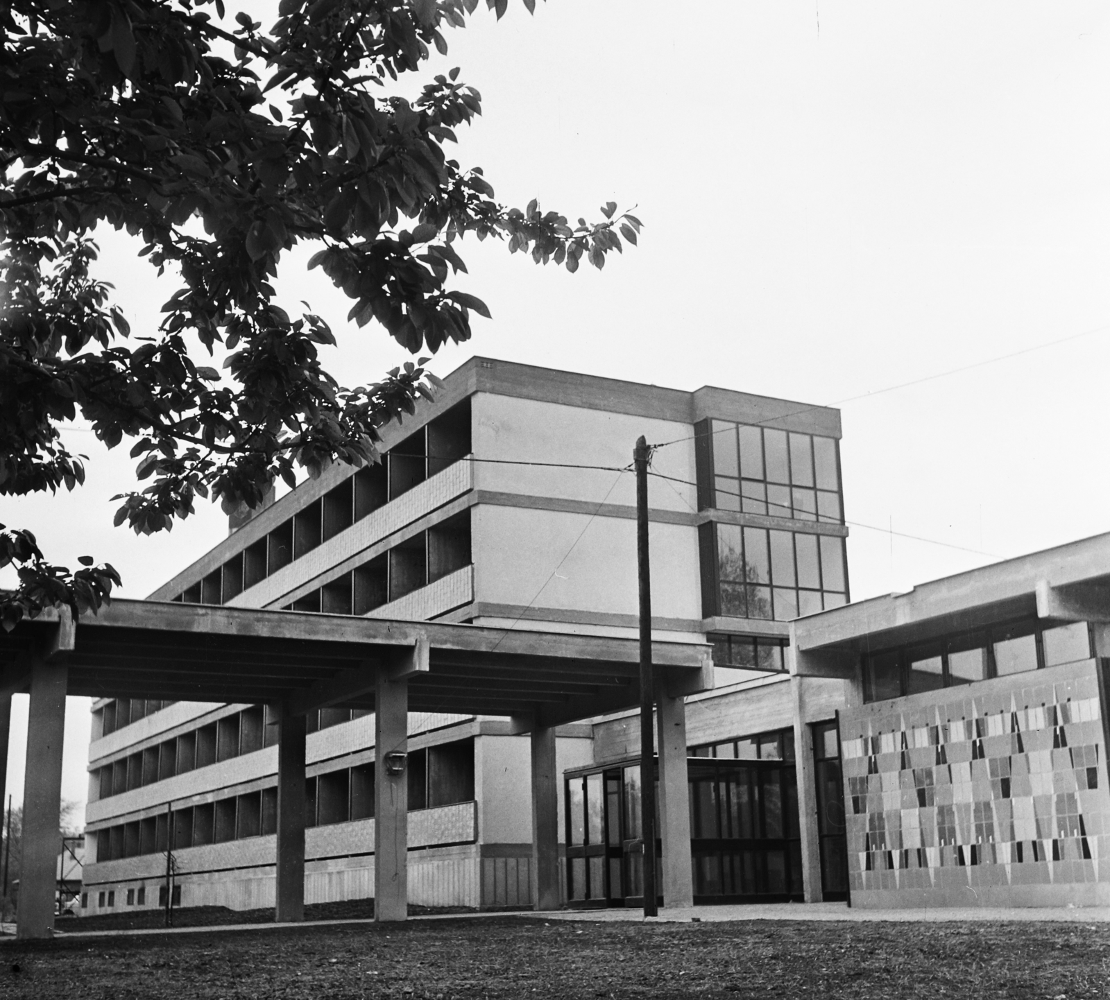 Magyarország, Budapest III., Római part, Nánási út 65., Lídó Sportszálló és csónakház Monostori út felőli fedett bejárója. A kerámiafal Pólya József festőművész alkotása (1962)., 1962, Bauer Sándor, szálloda, csónakház, Budapest, Jánossy György-terv, Walkó Zoltán-terv, Fortepan #113923