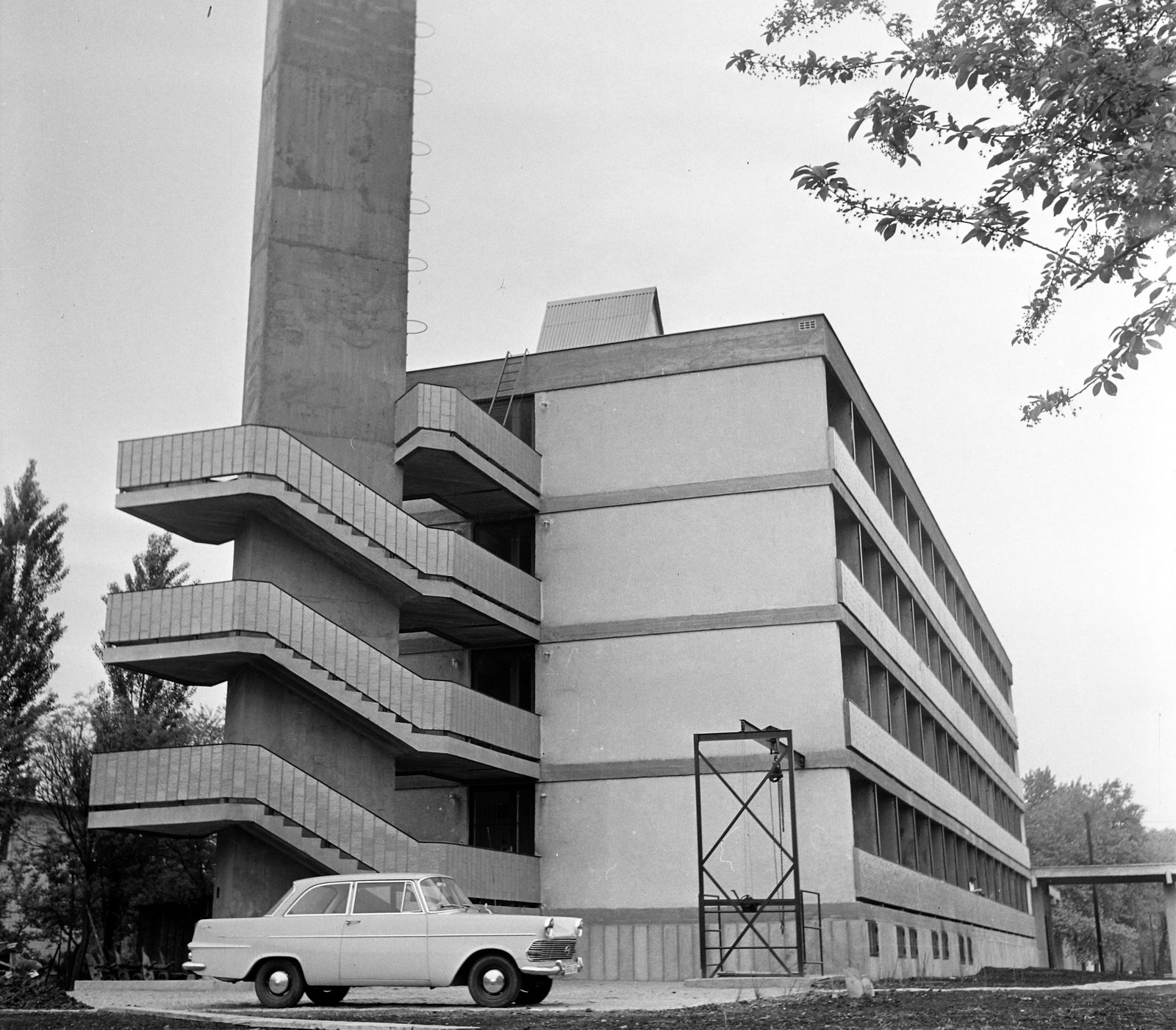 Magyarország, Budapest III., Római part, Nánási út 65., Lídó Sportszálló és csónakház, jobb szélen a Monostori út felőli fedett bejáró látható., 1962, Bauer Sándor, Opel Rekord P2, Budapest, Fortepan #113924