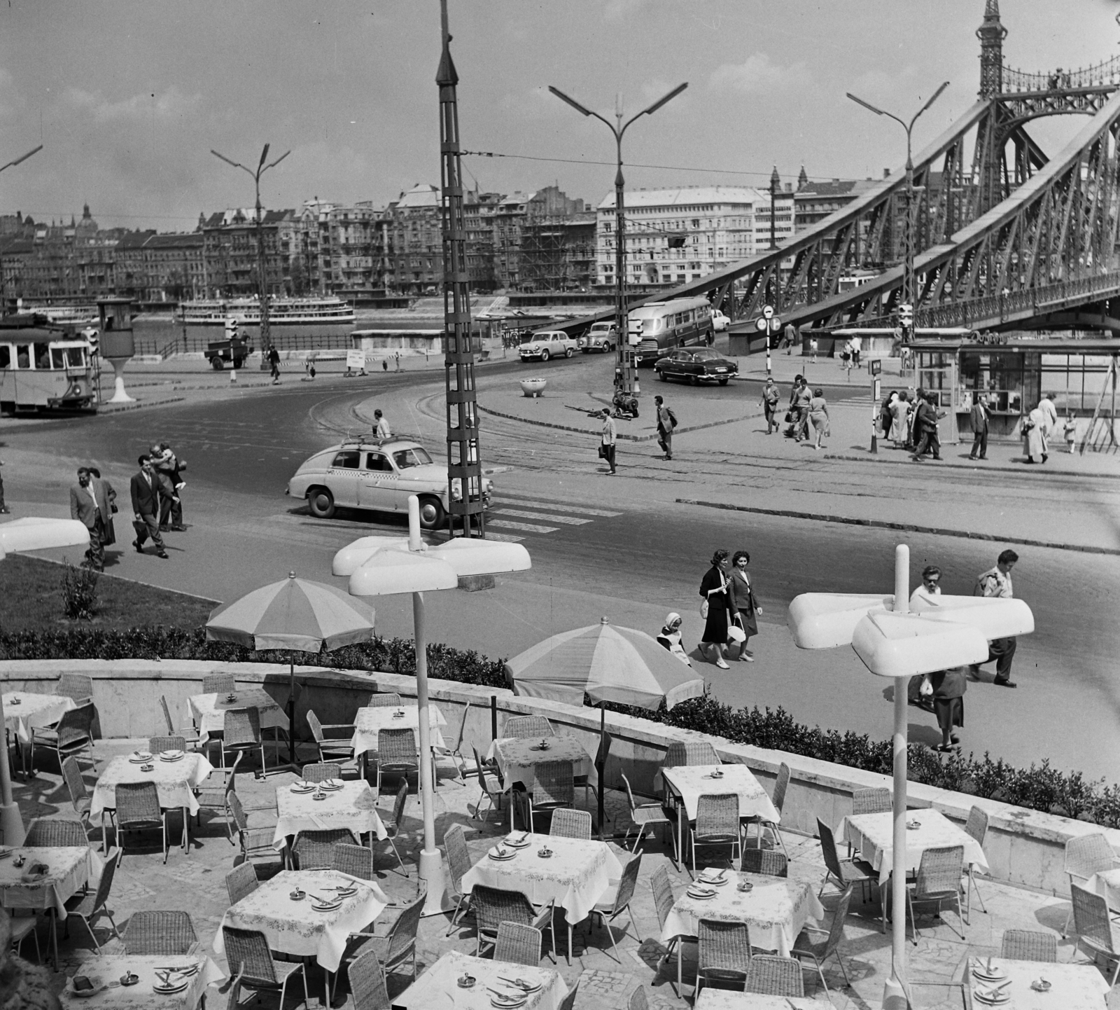 Magyarország, Budapest XI., a Szent Gellért tér és Szabadság híd budai hídfője a Gellért Szálló terasza felől nézve., 1962, Bauer Sándor, híd, napernyő, terasz, villamos, Budapest, Duna-híd, Feketeházy János-terv, FSO Warszawa, Fortepan #113925