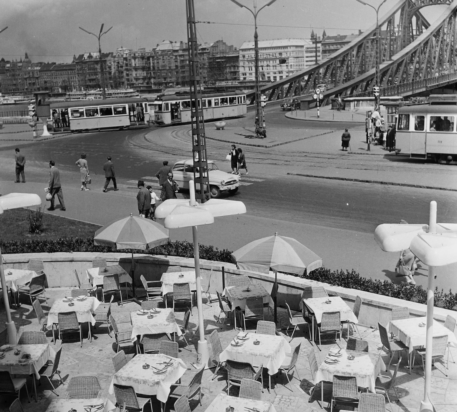 Magyarország, Budapest XI., a Szent Gellért tér és Szabadság híd budai hídfője a Gellért Szálló terasza felől nézve., 1962, Bauer Sándor, híd, napernyő, terasz, villamos, Skoda Octavia, Ganz TM, Budapest, BSzKRt 3600 típus, Duna-híd, Feketeházy János-terv, Fortepan #113926