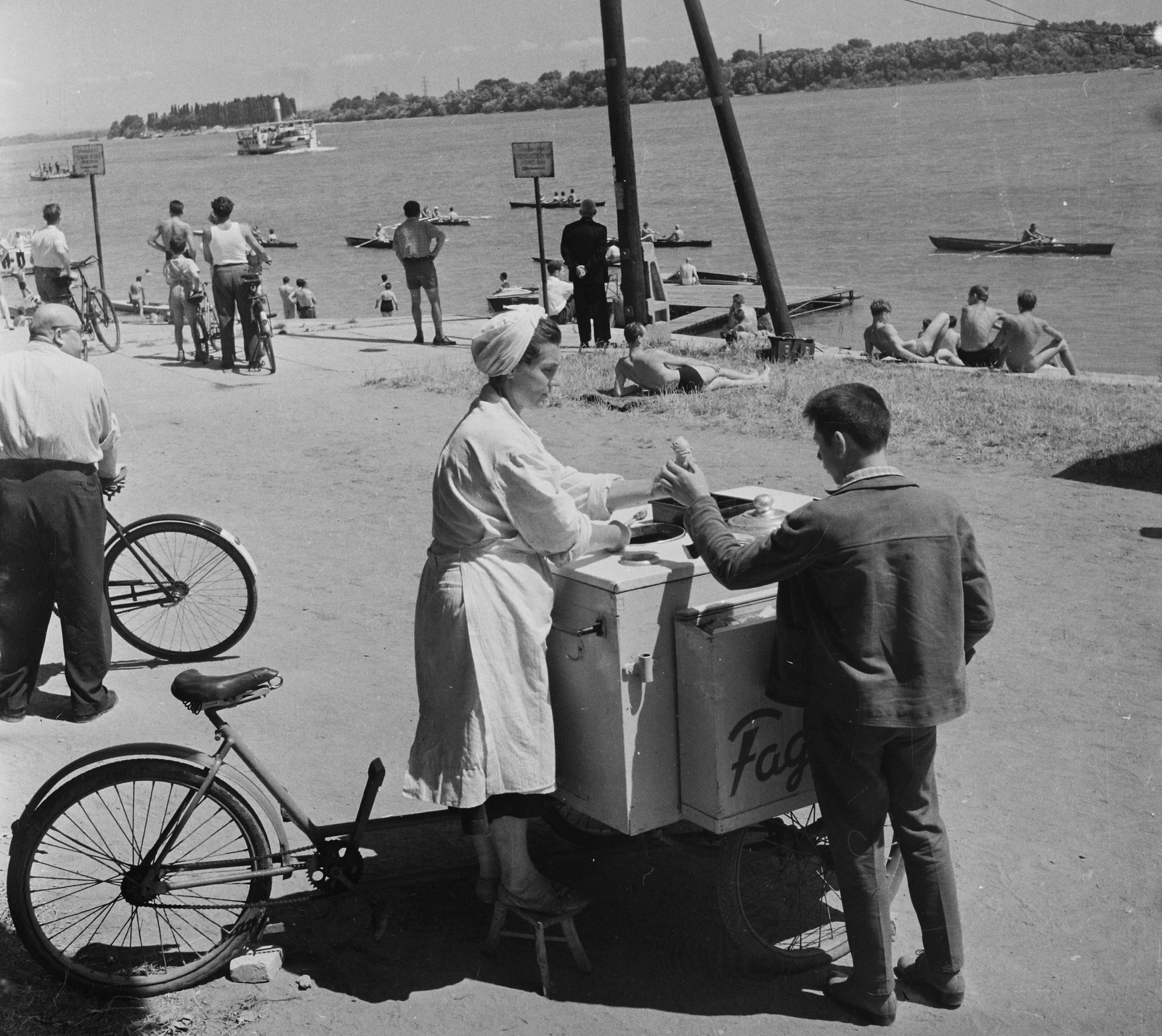 Hungary, Budapest III., Római part, mozgó fagylaltárus., 1961, Bauer Sándor, ice cream seller, Budapest, bicycle, tricycle, hand seller, Fortepan #113932