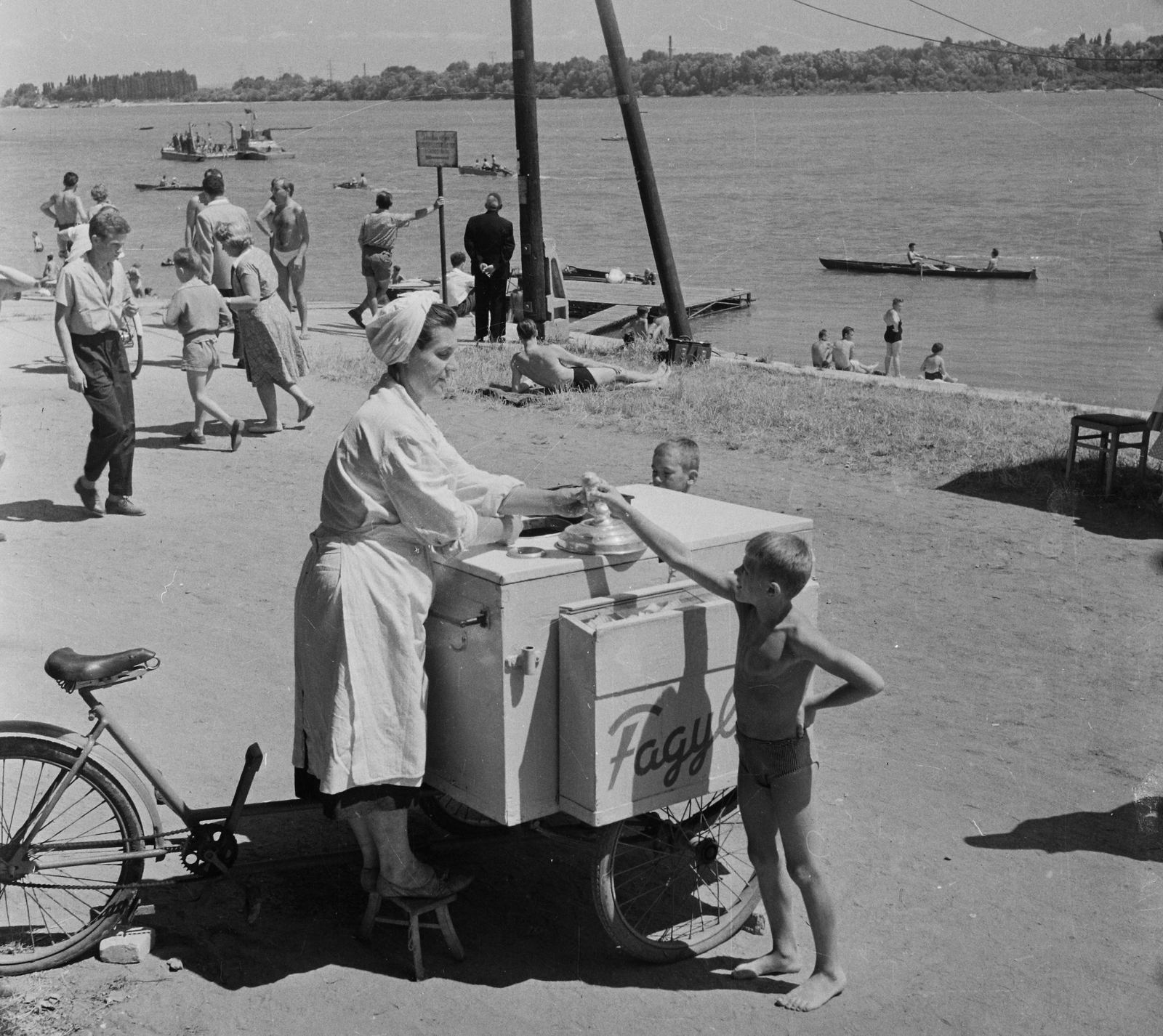 Hungary, Budapest III., Római part, mozgó fagylaltárus., 1961, Bauer Sándor, tricycle, ice cream seller, Budapest, Fortepan #113933