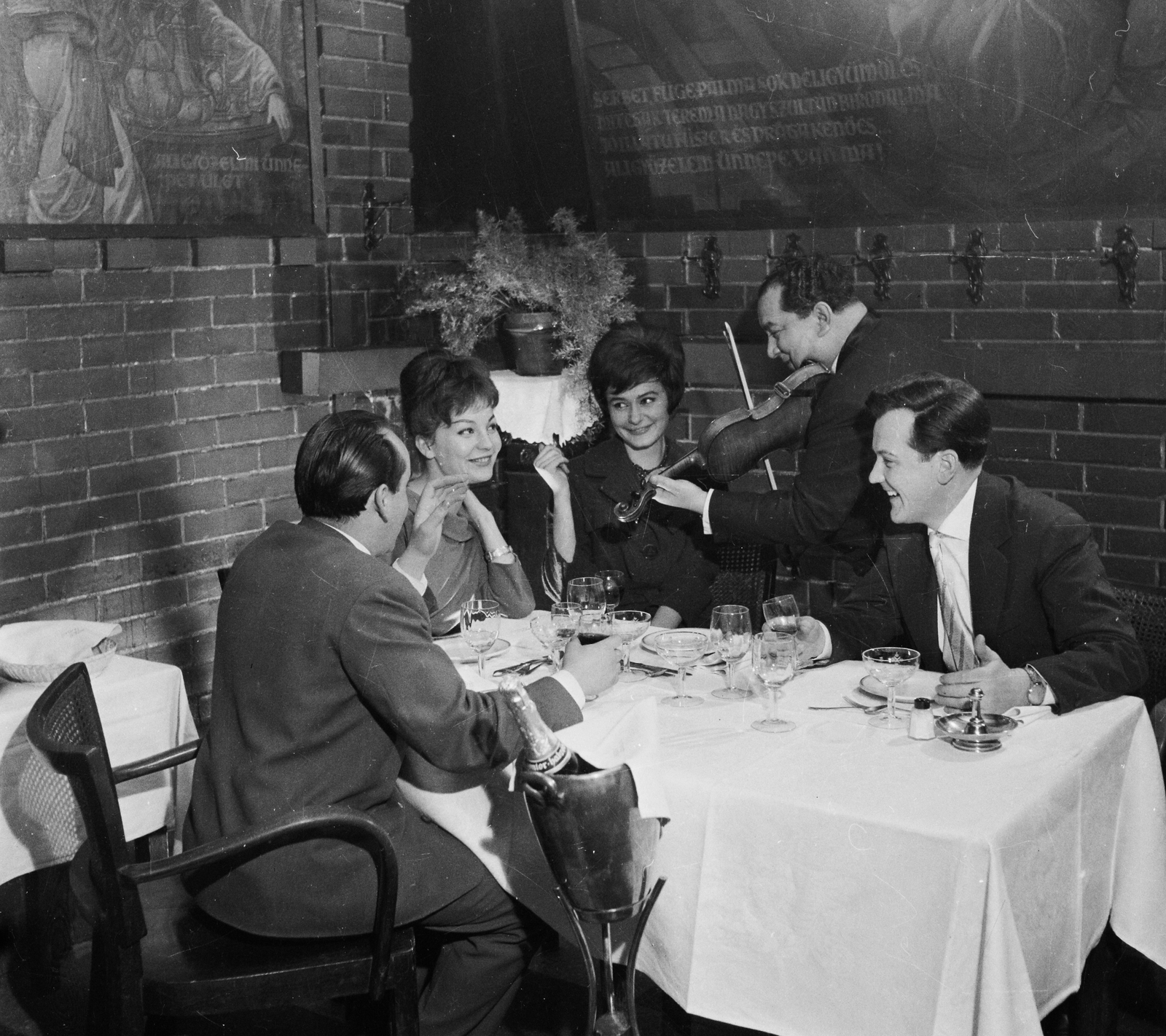 Magyarország, Budapest VI., Teréz körút 43. (Lenin körút 97.), Béke szálló, Szondi étterem. A falon Arany János: Szondi két apródja című balladáját megelevenítő festmények, Haranghy Jenő festő, grafikus alkotásai., 1960, Bauer Sándor, mulatozás, hegedű, Budapest, Fortepan #113934