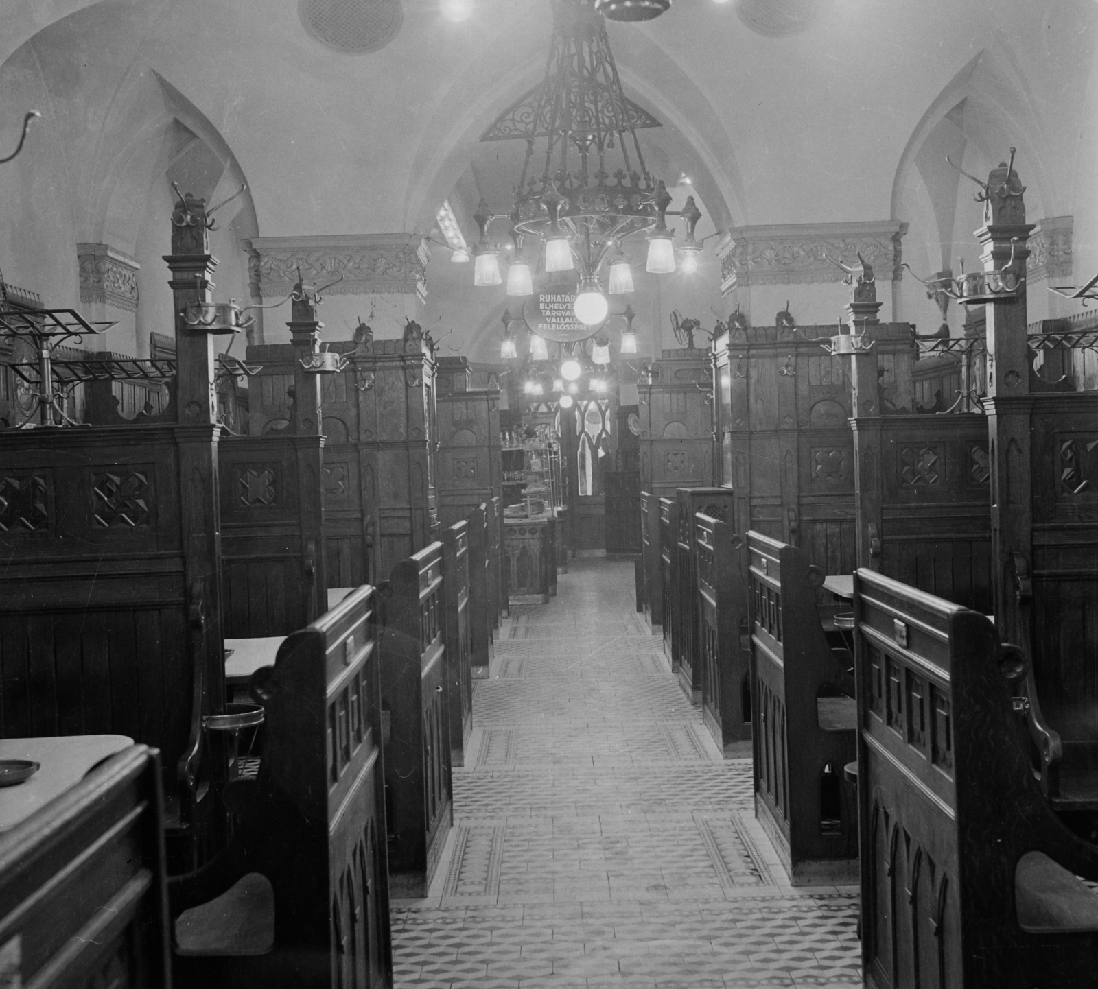 Hungary, Budapest V., Kígyó utca 4-6., Apostolok étterem., 1960, Bauer Sándor, Budapest, shop interior, wood panelling, coat-stand, chandelier, Fortepan #113935