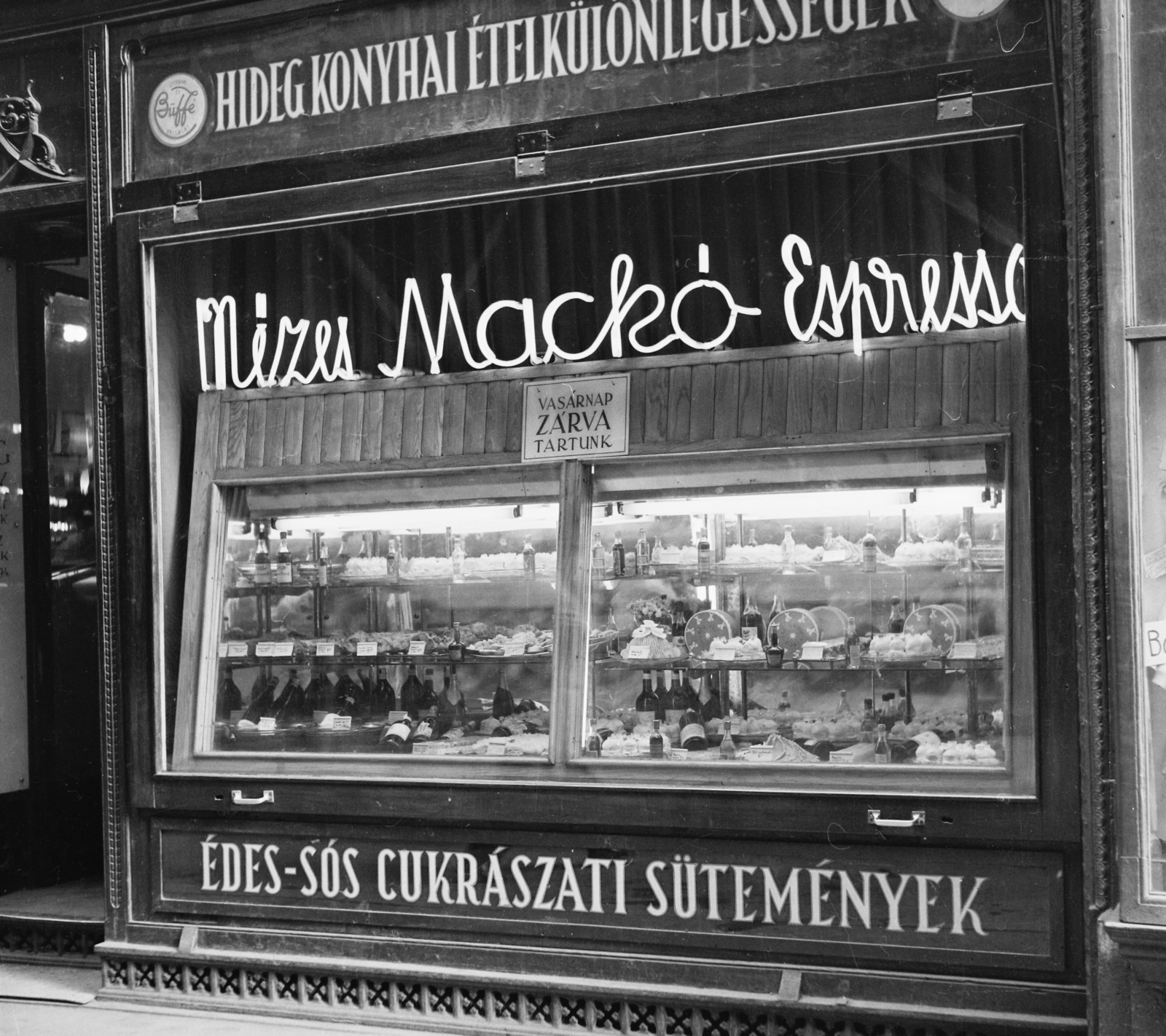 Hungary, Budapest V., Kígyó utca 4-6., Mézes Mackó büfé., 1960, Bauer Sándor, hospitality, Show window, sign-board, label, espresso, store display, neon sign, Budapest, cold buffet, Fortepan #113937