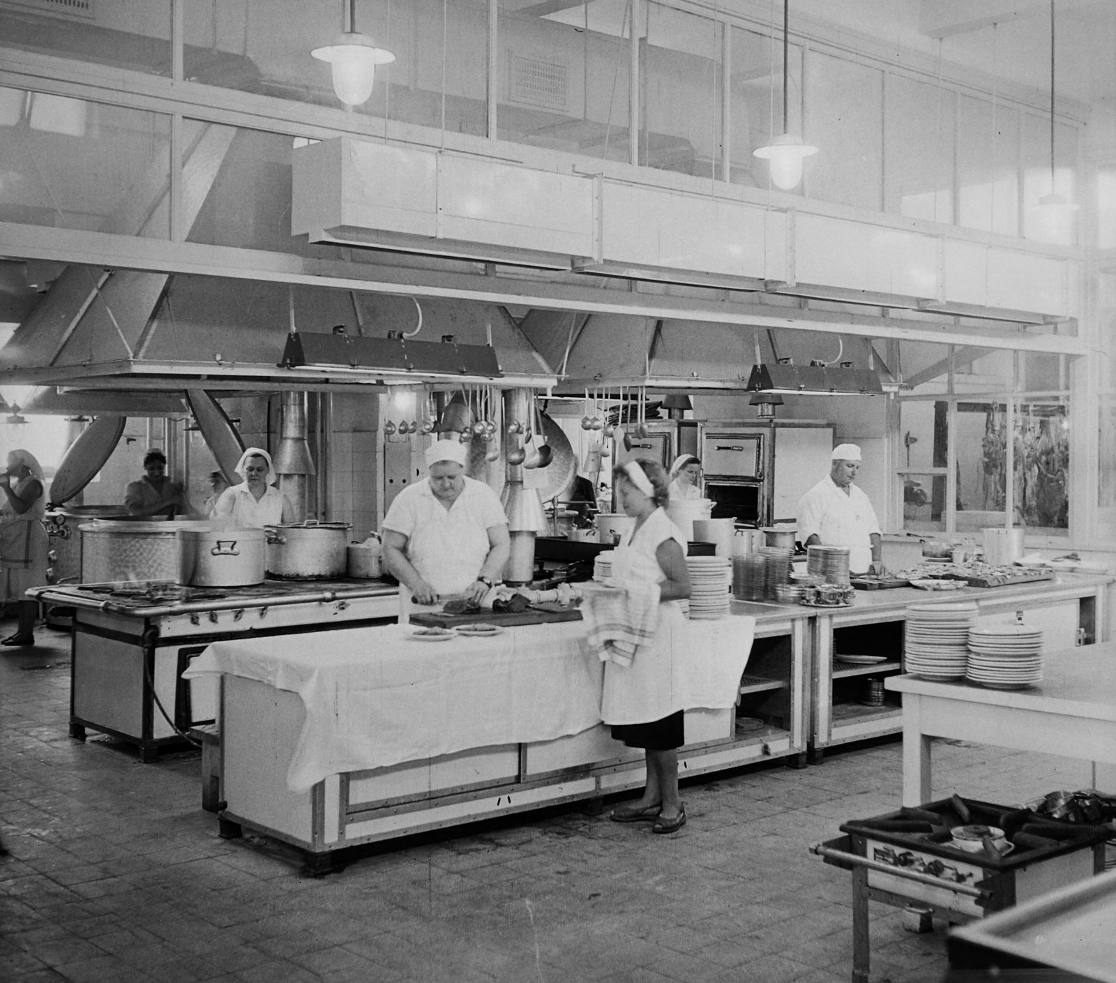 Hungary, Diósgyőr, Miskolc, a Hámor étterem konyhája., 1959, Bauer Sándor, hospitality, kitchen, gas stool, restaurant kitchen, Fortepan #113952