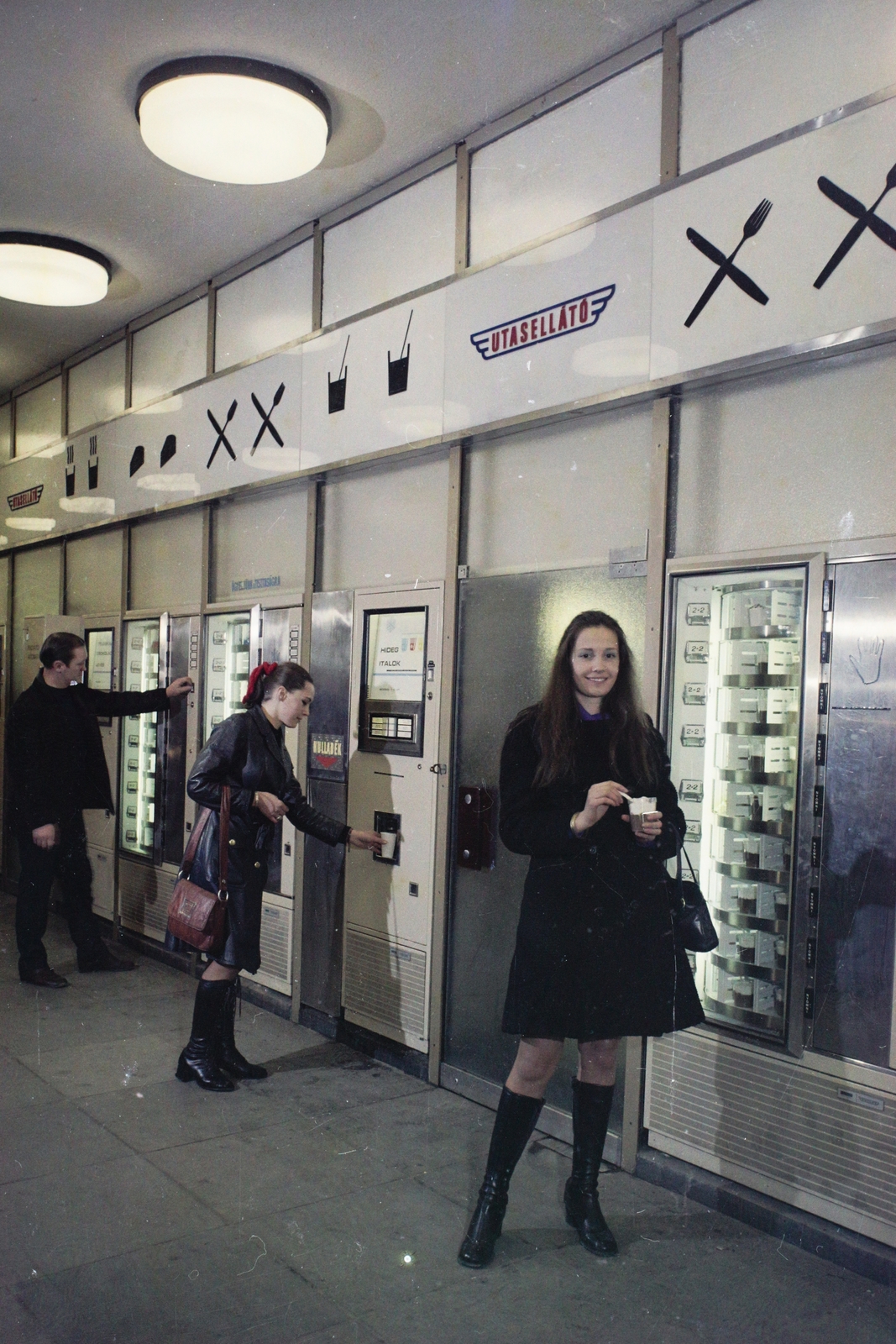 Hungary, Budapest I., Batthyány téri aluljáró, az Utasellátó Vállalat ital és étel automatája., 1973, Bauer Sándor, colorful, food-dispensing machine, Budapest, Fortepan #113953