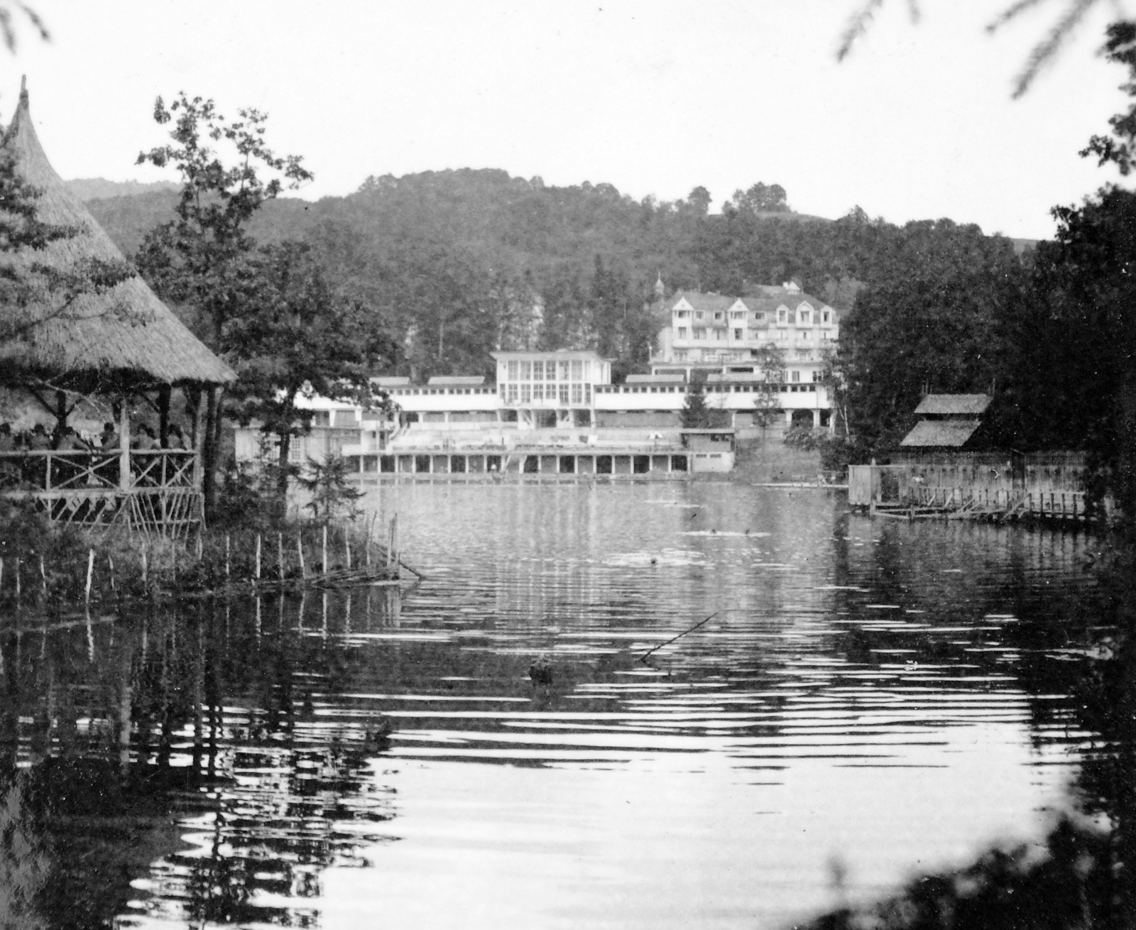 Románia,Erdély, Szováta, Szovátafürdő, Medve-tó., 1941, Gyöngyi, nádtető, kilátás, hegyoldal, pavilon, Fortepan #11399