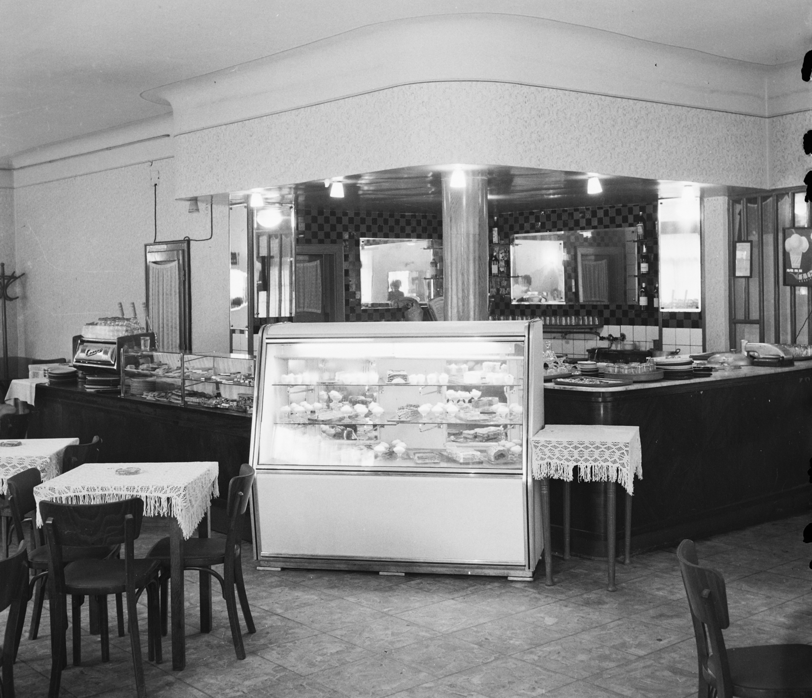Magyarország, Debrecen, Simonyi út (Gorkij fasor) - Nagyerdei (Sztálin) körút sarok, Pálma cukrászda és eszpresszó., 1959, Bauer Sándor, cukrászda, asztal, szék, asztalterítő, kávéfőző, vitrin, pult, csipke, üzletbelső, Casino-kávégép, kávégép, oszlop, Fortepan #113992