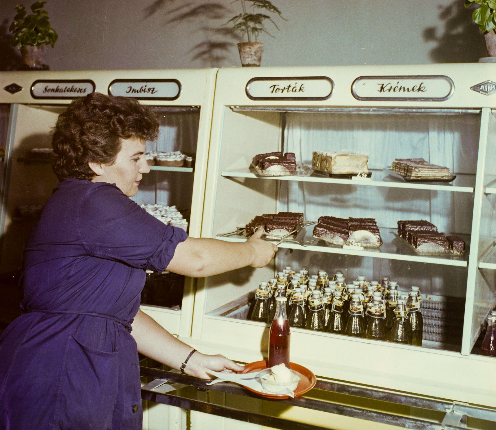 Magyarország, Budapest X., Fehér út 10., a Finommechanikai Vállalat önkiszolgáló büféje., 1962, Bauer Sándor, színes, büfé, csatosüveg, torta, önkiszolgáló, Budapest, hidegkonyha, Fortepan #114011
