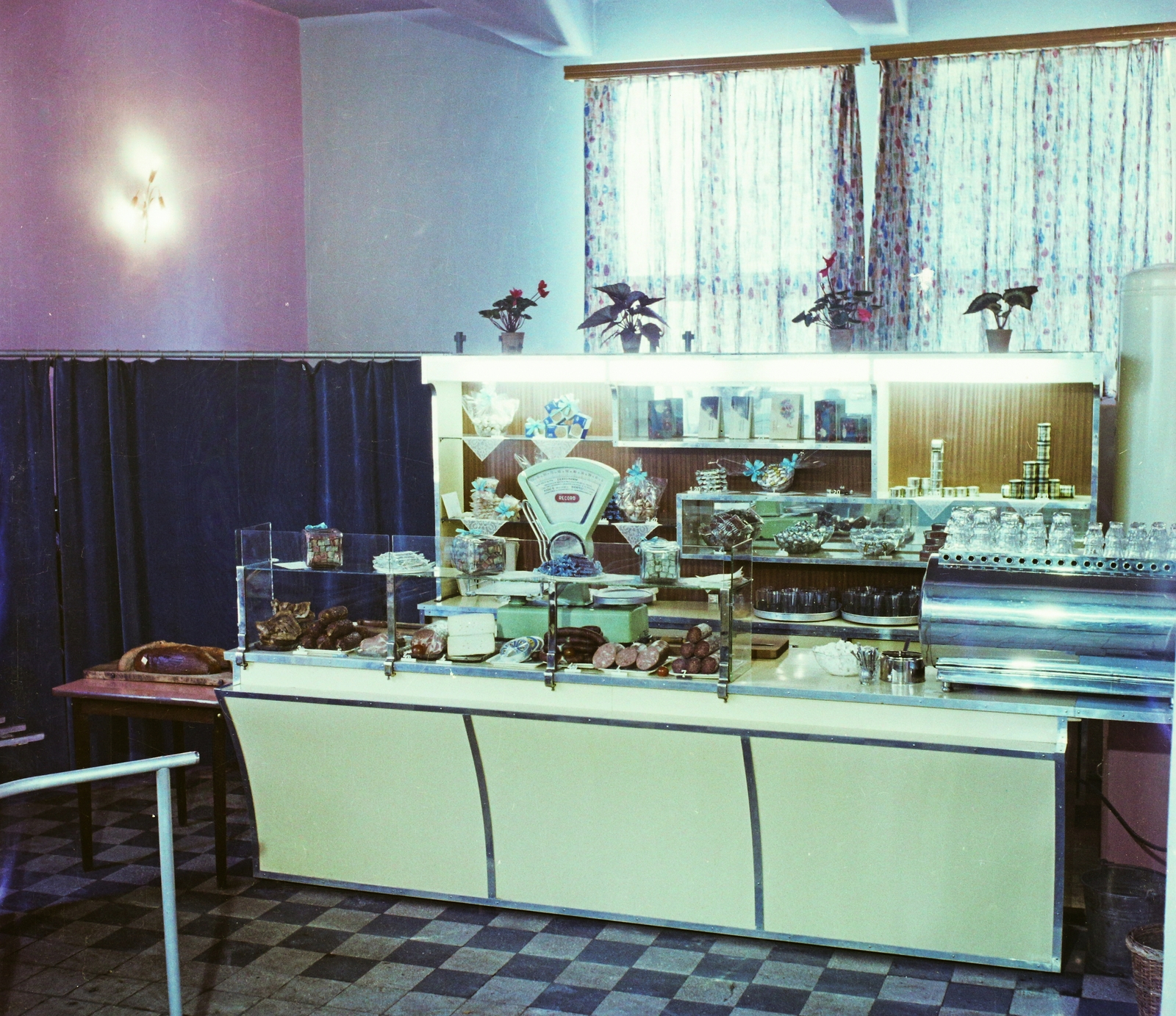 Magyarország, Budapest X., Fehér út 10., a Finommechanikai Vállalat büféje., 1962, Bauer Sándor, színes, Budapest, Fortepan #114012