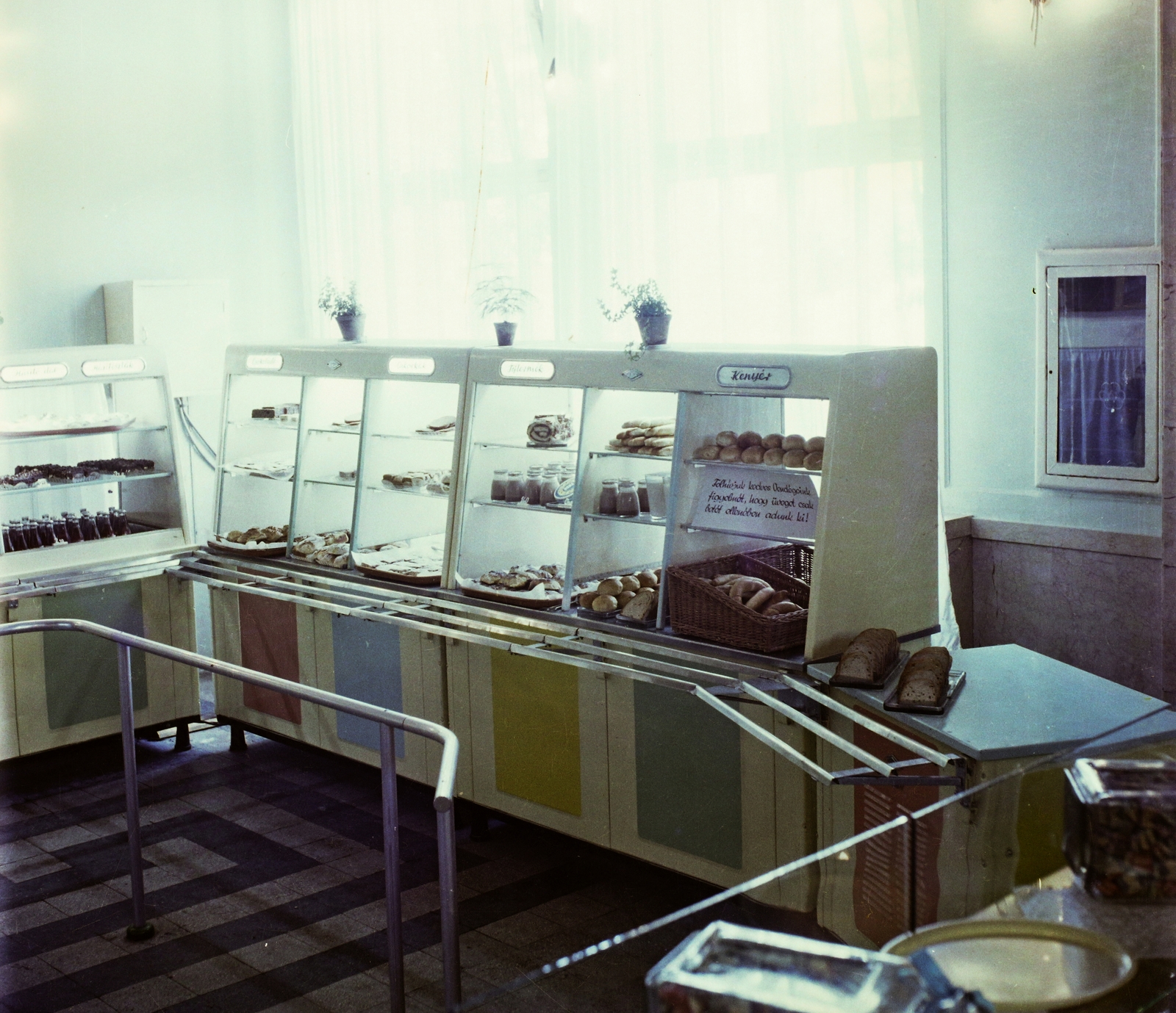 Magyarország, Budapest X., Fehér út 10., a Finommechanikai Vállalat önkiszolgáló büféje., 1962, Bauer Sándor, színes, Budapest, Fortepan #114014