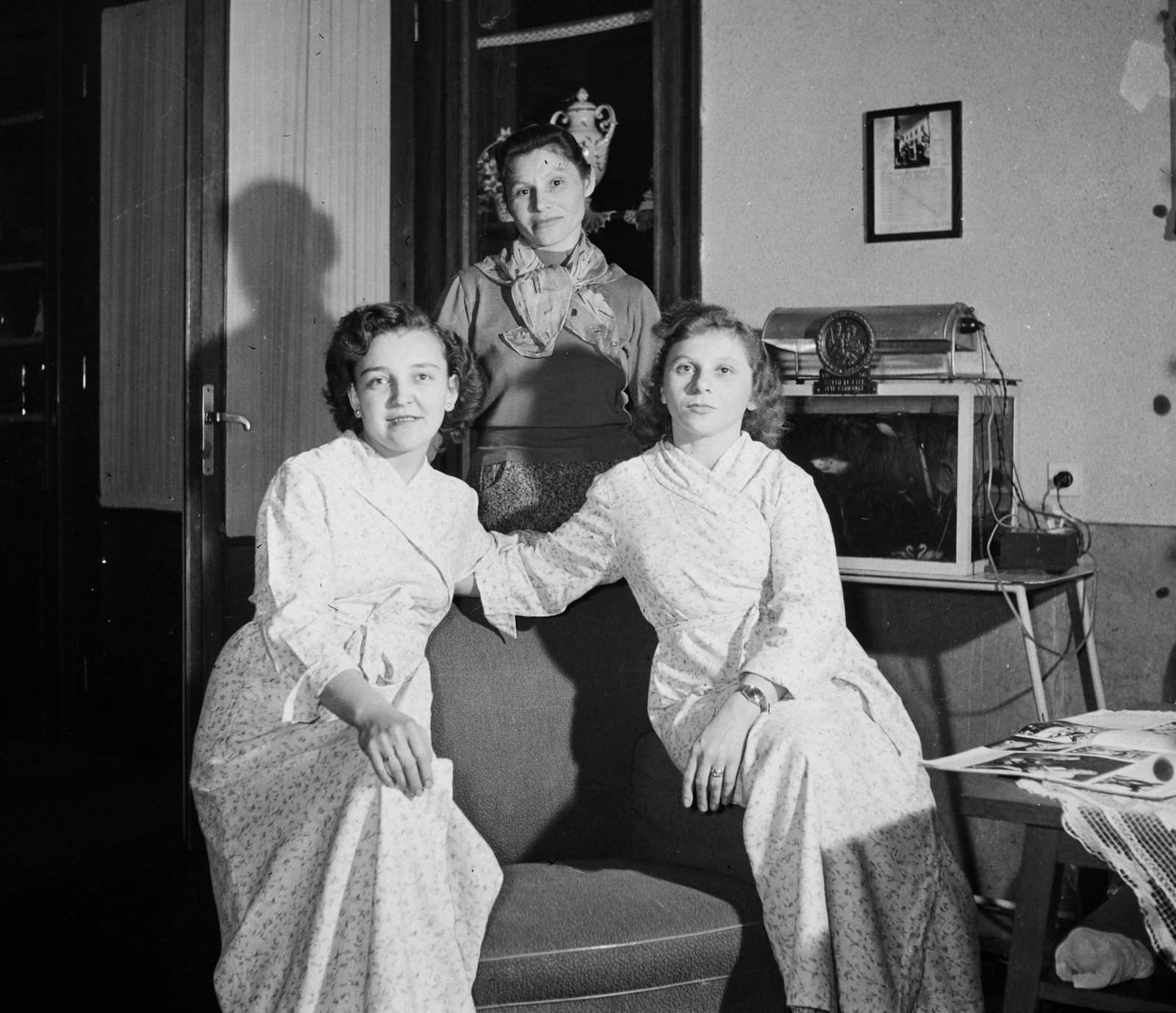 1958, Bauer Sándor, tableau, women, aquarium, interior, negligee, three people, sitting on the armrest of a chair, Fortepan #114027