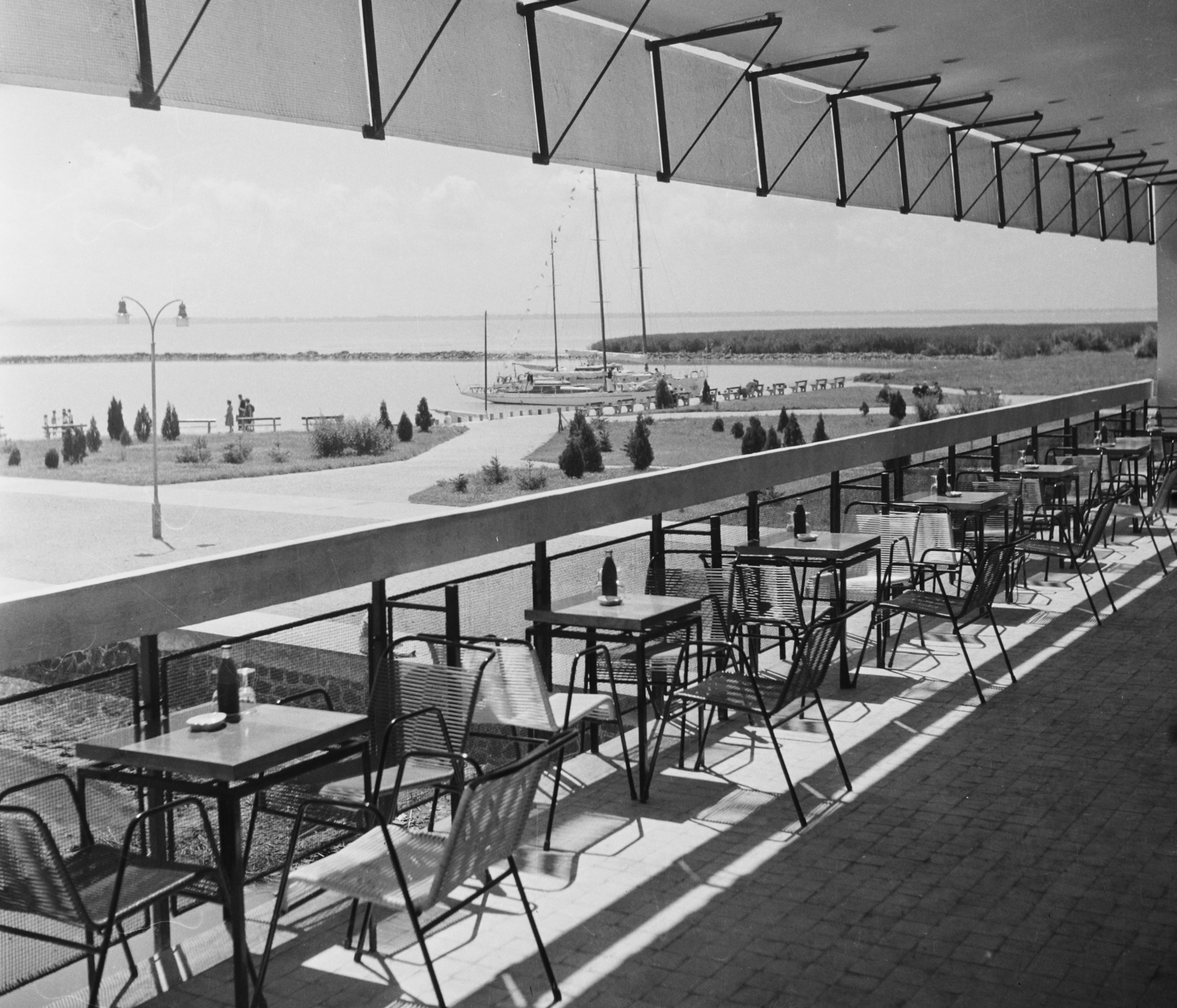 Magyarország,Balaton, Badacsony, Badacsonytomaj, kikötő a Tátika étterem teraszáról nézve., 1962, Bauer Sándor, vitorláshajó, park, étterem, terasz, nádas, Fortepan #114041