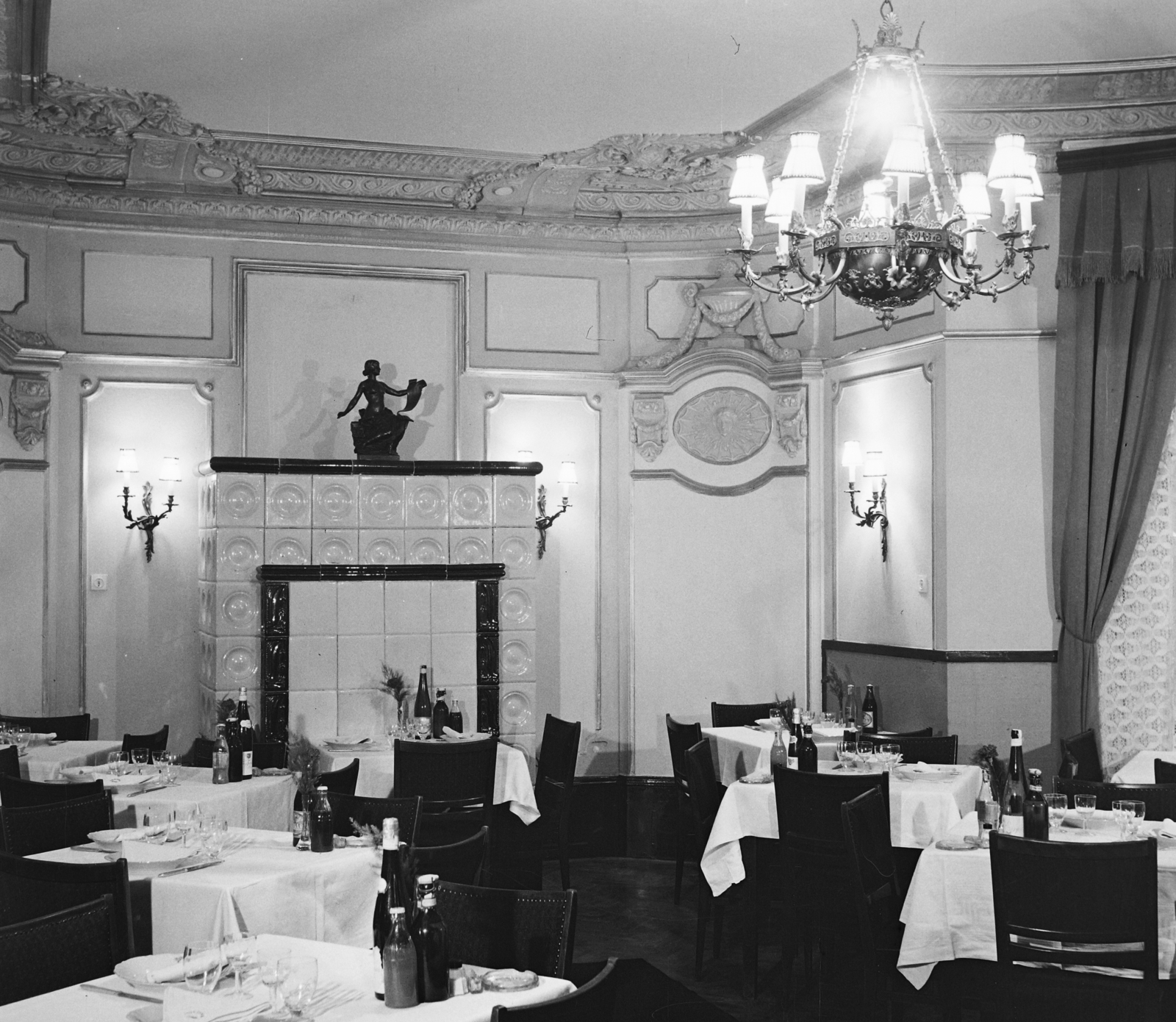 Hungary, Budapest VII., Városligeti (Gorkij) fasor 35/b, Moszkva étterem., 1959, Bauer Sándor, sculpture, restaurant, chandelier, stucco, Budapest, Fortepan #114078