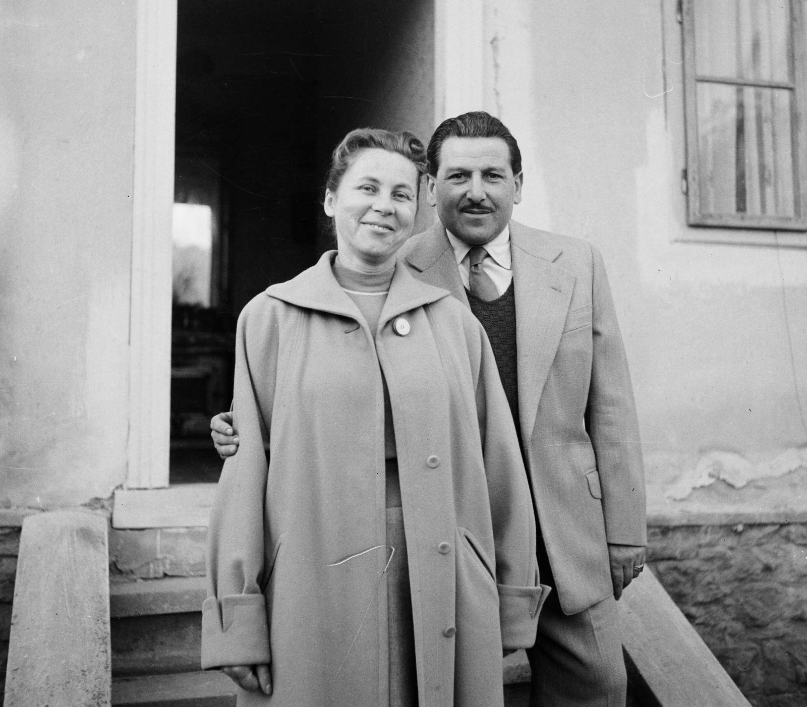 1959, Bauer Sándor, smile, man and woman, double portrait, hold upper arms, Fortepan #114091