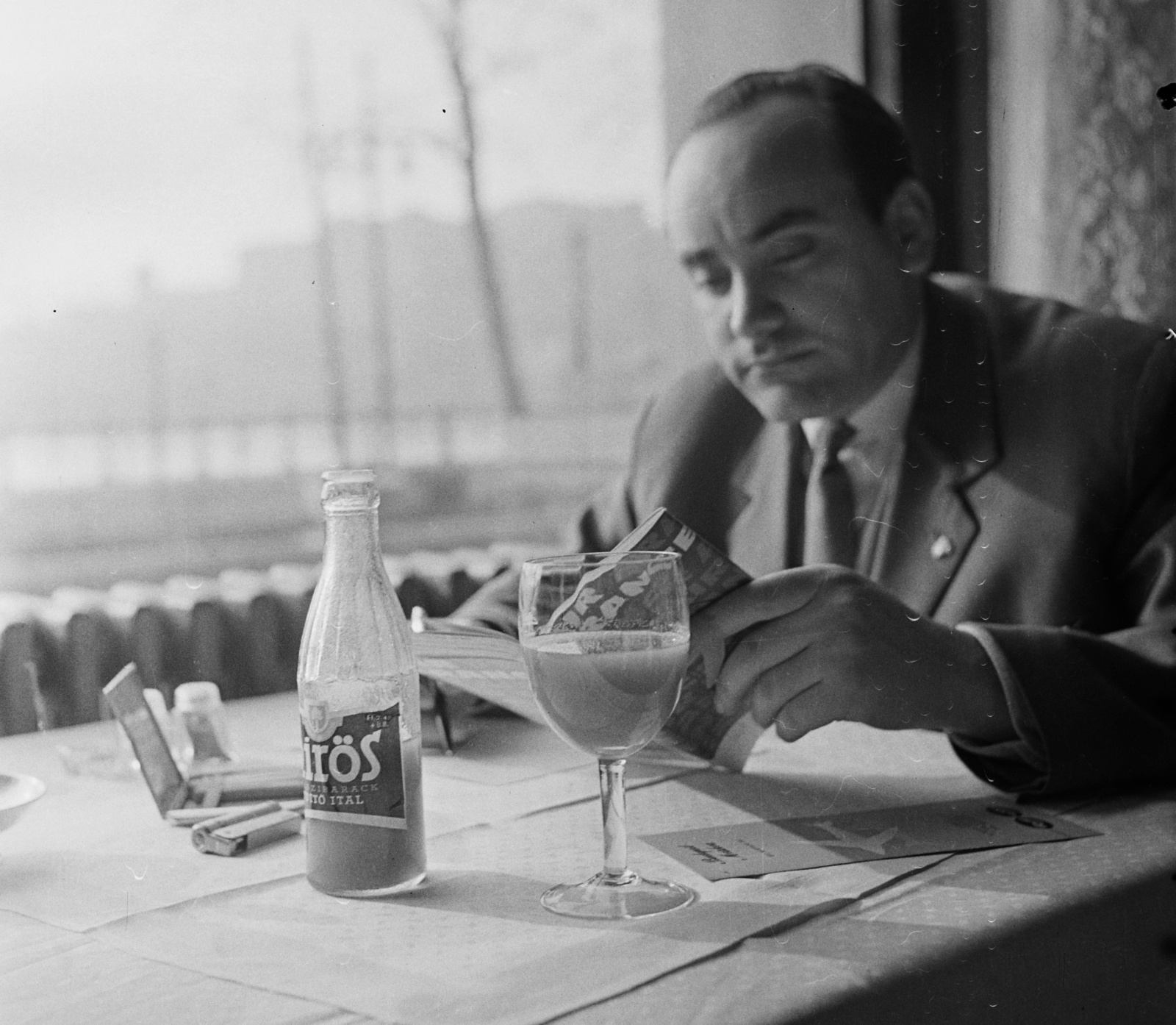 Hungary, Budapest V., Apáczai Csere János utca, a Duna szálló étterme. A portál üvegen át a Dunakorzó és a Budavári Palota (korábban Királyi Palota) látszik. Koppány György, fotóriporter., 1962, Bauer Sándor, Budapest, refreshments, Fortepan #114101