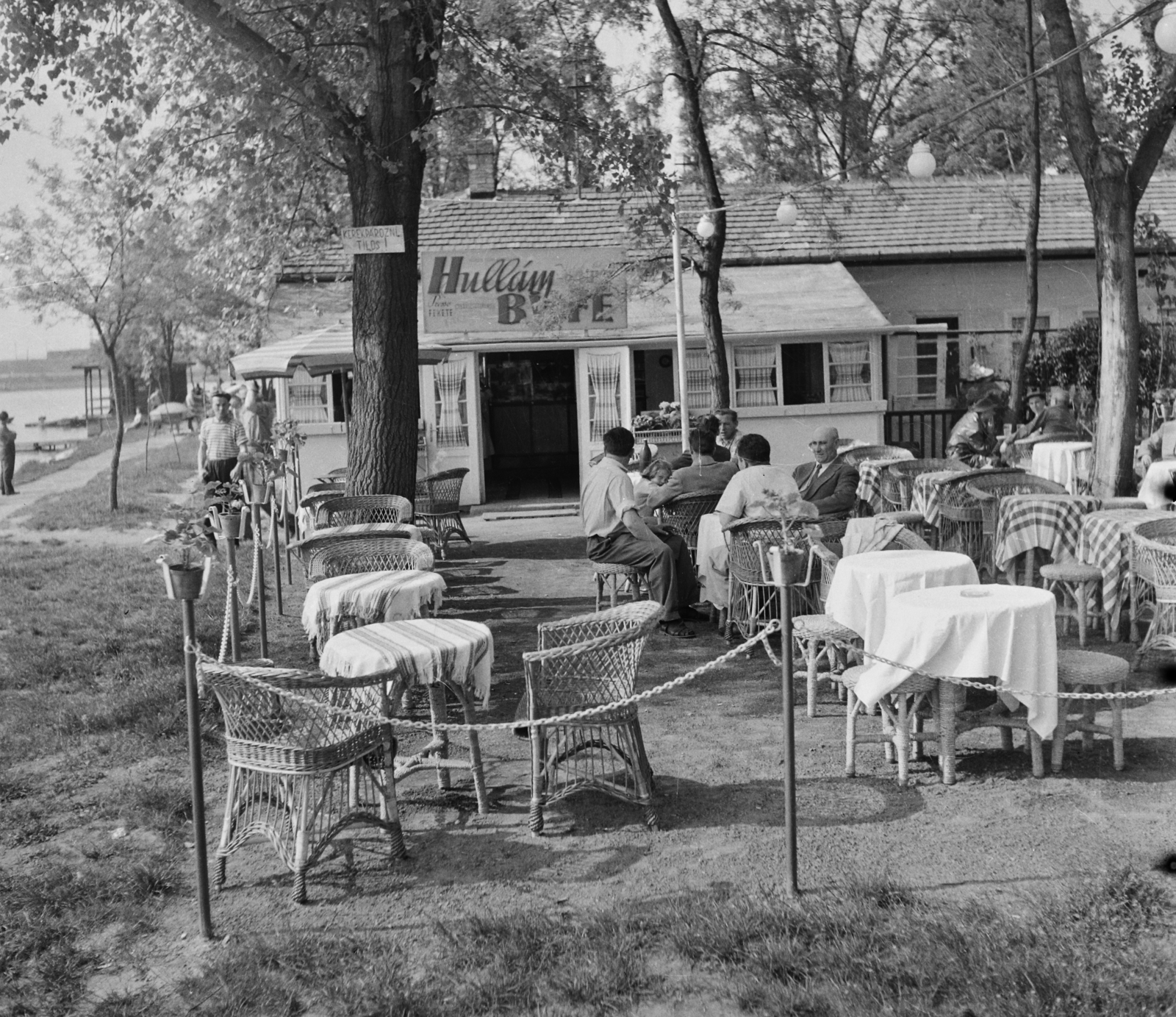 Magyarország, Budapest XX., a Ráckevei (Soroksári)-Duna partja, a Hullám büfé a Vizisport utcai Hullám Csónakháznál., 1959, Bauer Sándor, vendéglátás, cégtábla, felirat, fonott szék, kerthelyiség, büfé, vízpart, Budapest, Fortepan #114103