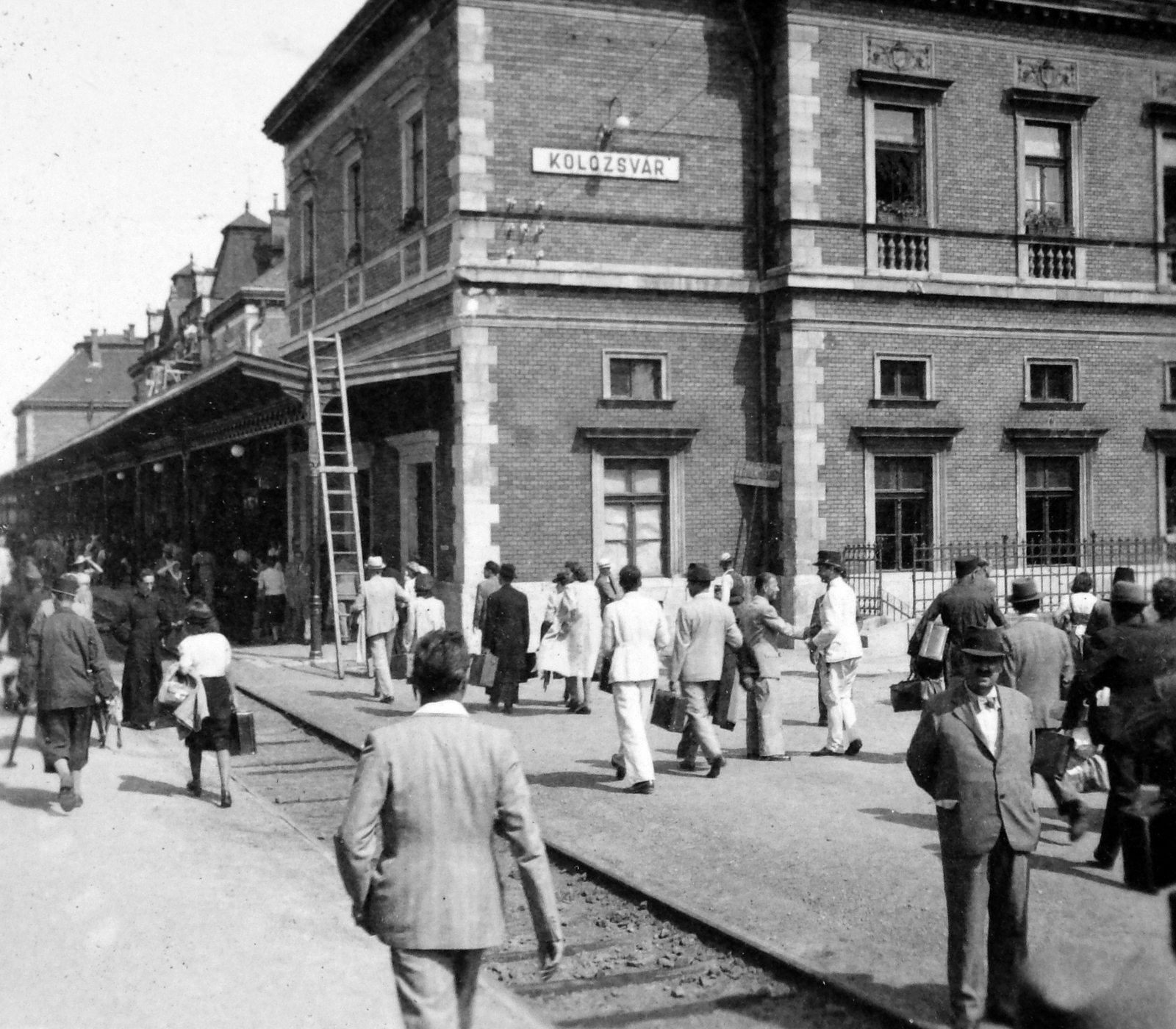 Románia,Erdély, Kolozsvár, vasútállomás., 1941, Gyöngyi, létra, vasútállomás, helységnév tábla, Fortepan #11411