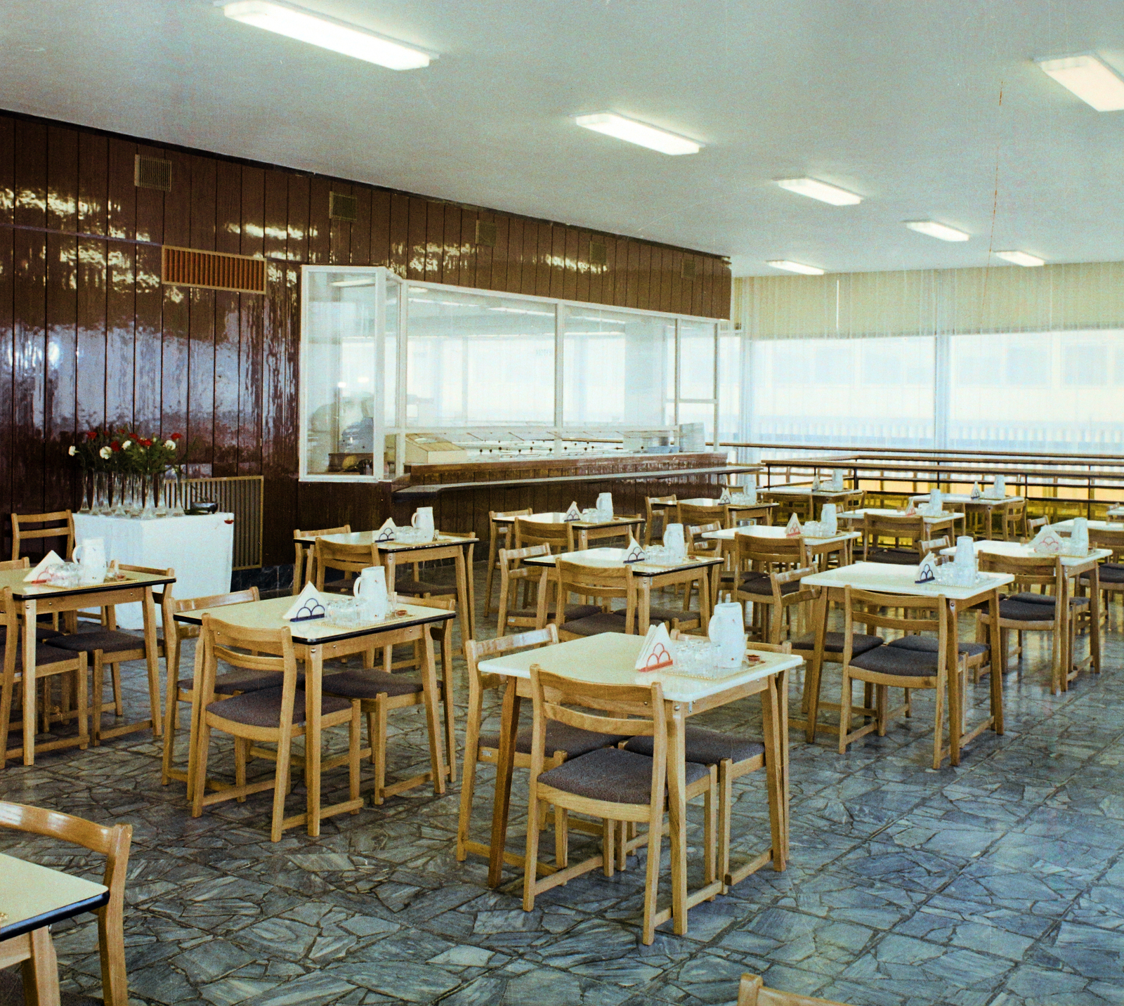 Hungary, Veszprém, Hóvirág utca 6., Veszprémi Vegyipari Egyetem (később Pannon Egyetem), étterem., 1969, Bauer Sándor, flower decoration, restaurant, counter, jug, napkin, Fortepan #114110