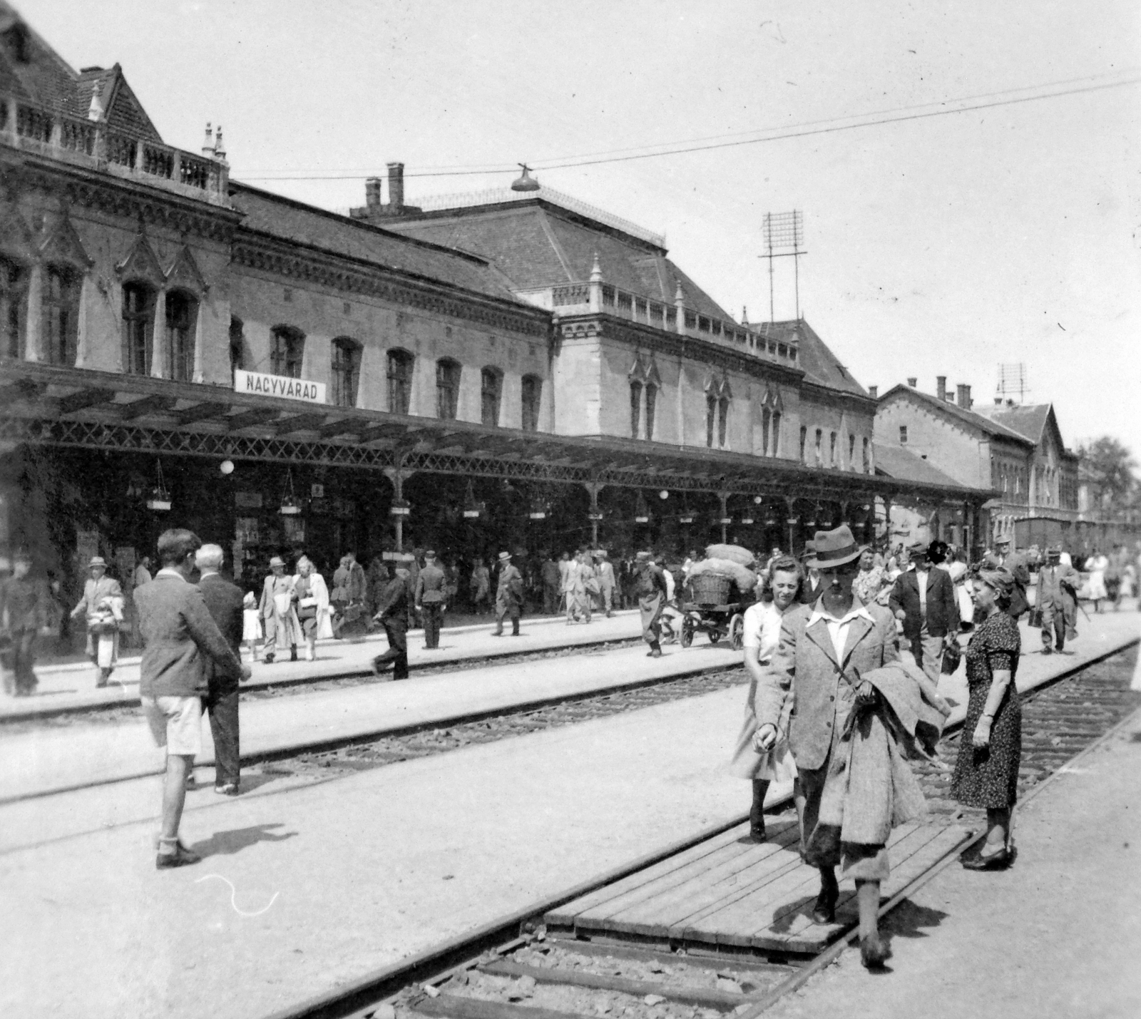 Romania,Transylvania, Oradea, vasútállomás., 1941, Gyöngyi, aerial wire, breech, train station, cart, place-name signs, Fortepan #11412