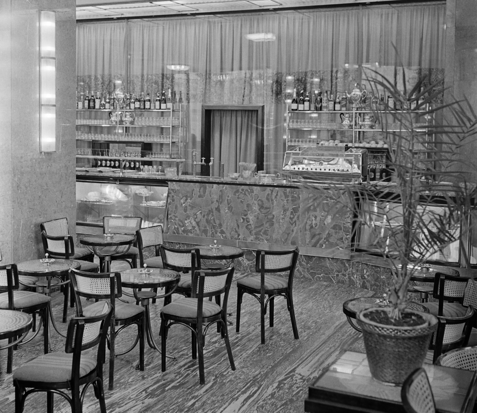 Hungary, Budapest V., Kossuth Lajos utca 19., az Astoria szálló presszója., 1957, Bauer Sándor, Budapest, chair, table, bar, Fortepan #114138