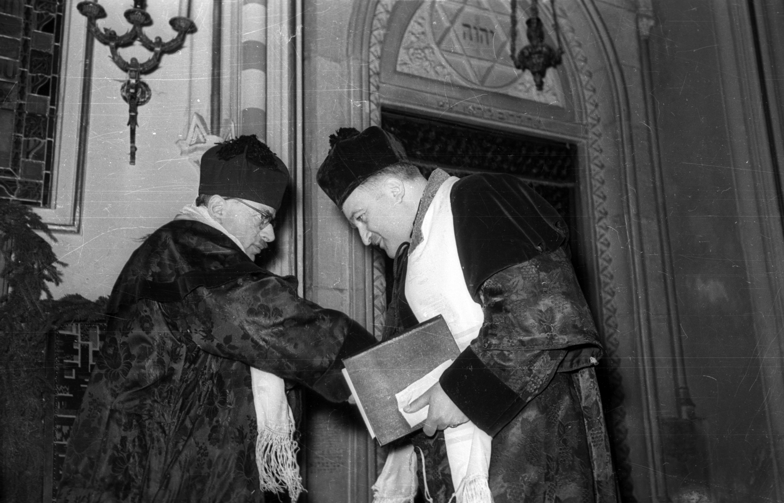 Magyarország, Budapest II., Frankel Leó út 49., zsinagóga, balra dr. Benoschofsky Imre országos főrabbi., 1960, Bauer Sándor, Budapest, pap, birétum, Fortepan #114154