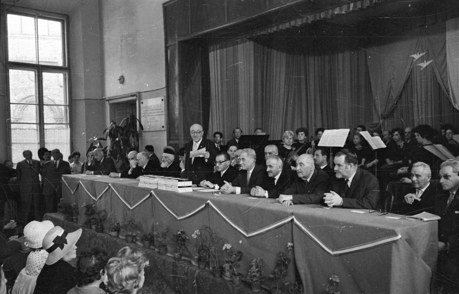 Hungary, Budapest VII., Wesselényi utca 7., Goldmark-terem. Beszél Sós Endre a MIOK elnöke, tőle balra a második Schück Jenő az Ortodox Rabbitanács elnöke, tőle jobbra dr. Benoschofsky Imre országos főrabbi, a második Seifert Géza a Magyar Izraeliták Országos Képviselete alelnöke, a harmadik Fisch Henrik főrabbi, az ötödik Salgó László főrabbi. Balra dr. Ribáry Géza emléktáblája., 1963, Bauer Sándor, Budapest, Fortepan #114182