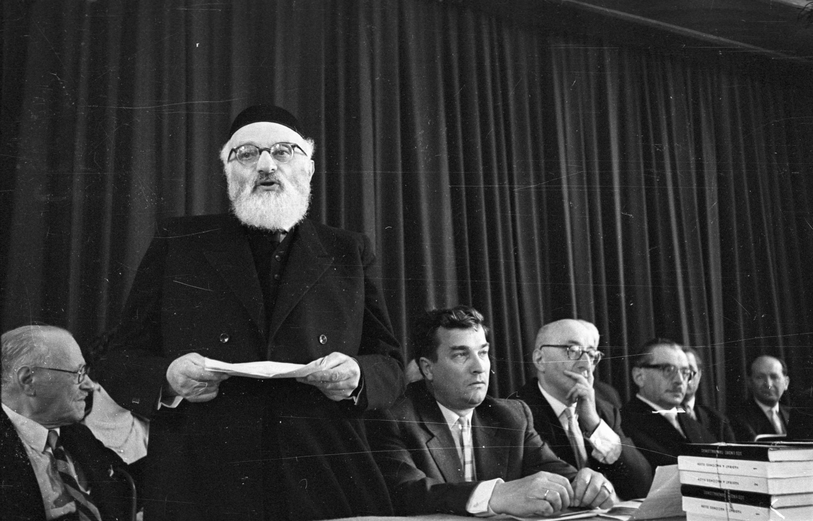 Hungary, Budapest VII., Wesselényi utca 7., Goldmark-terem. Beszél Schück Jenő az Ortodox Rabbitanács elnöke, jobbról a harmadik dr. Benoschofsky Imre országos főrabbi., 1963, Bauer Sándor, Budapest, Fortepan #114187