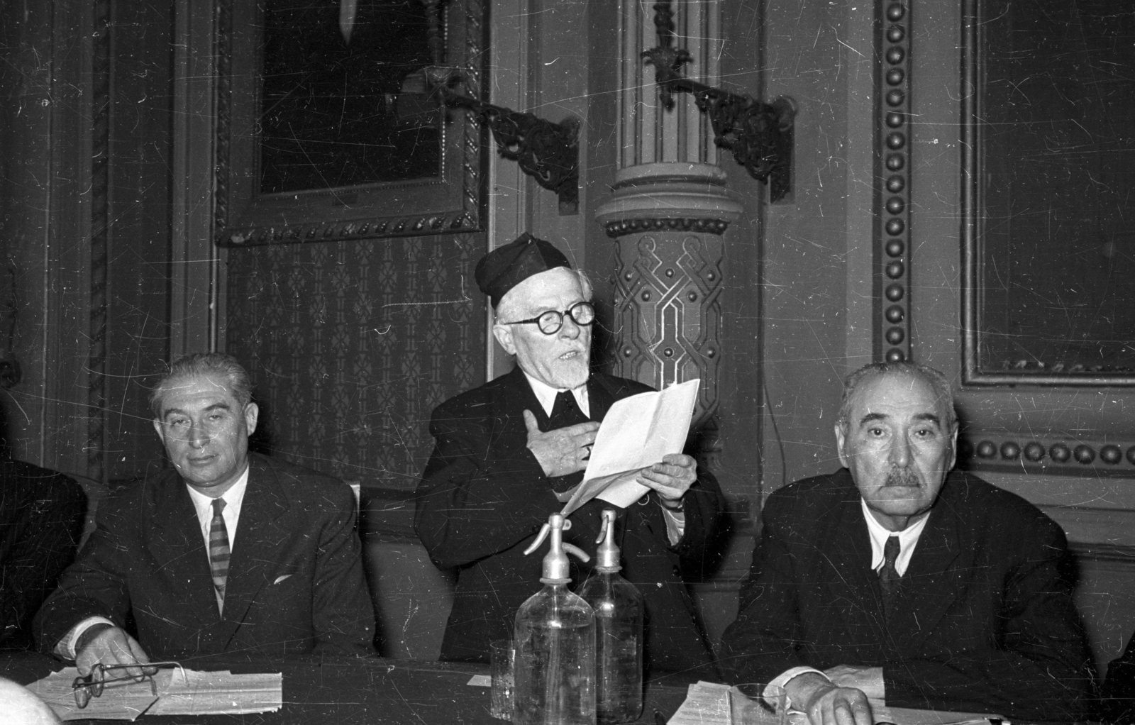 Hungary, Budapest VII., Síp utca 12., a Magyarországi Zsidó Hitközségek Szövetsége székházának díszterme. Középen Schwarz Benjámin főrabbi, tőle balra dr. Seifert Géza a Magyar Izraeliták Országos Képviselete alelnöke., 1959, Bauer Sándor, Budapest, Fortepan #114215