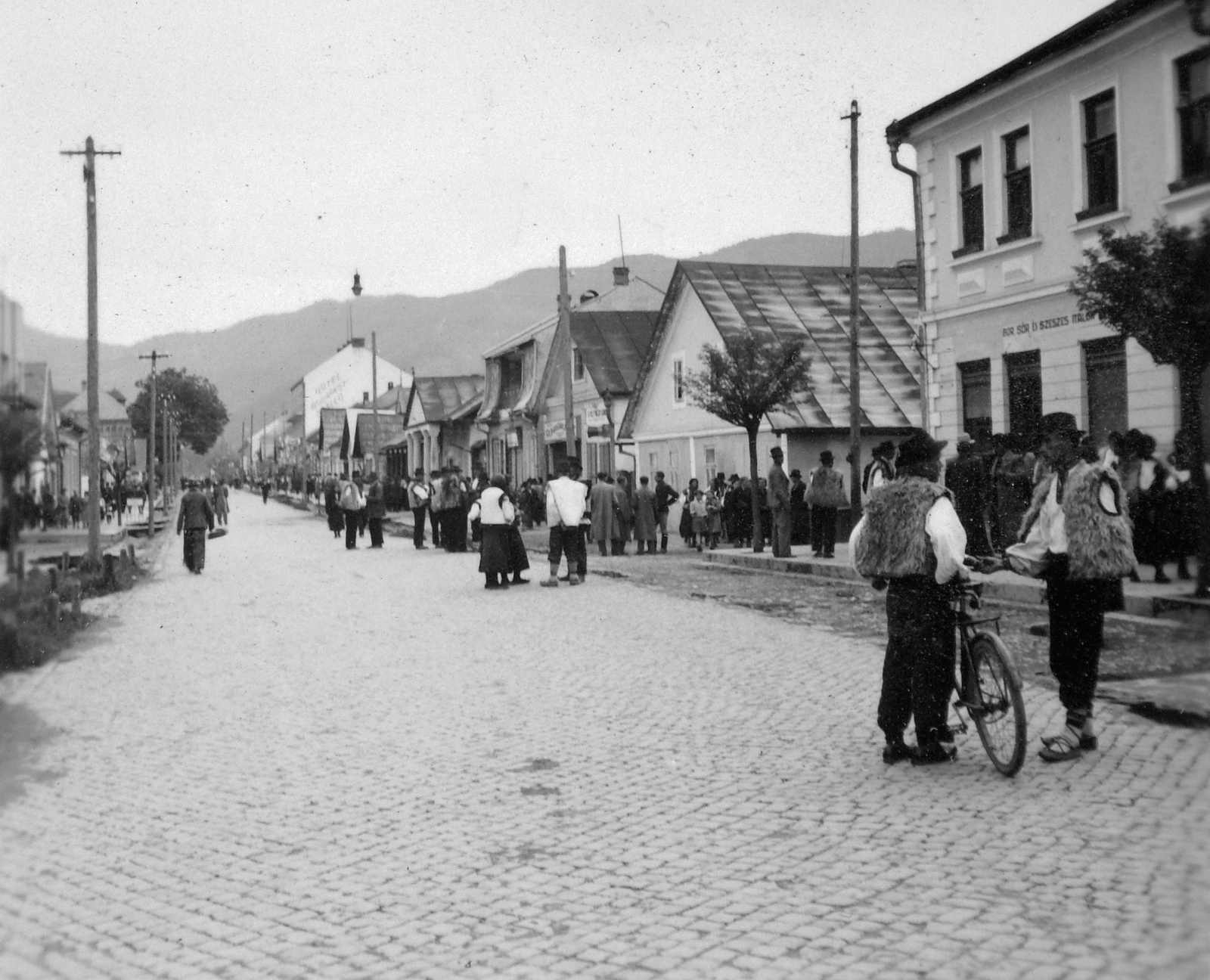 Ukraine,Zakarpattia Oblast, Rakhiv, Miru út (Fő utca)., 1941, Gyöngyi, bicycle, street view, folk costume, Fortepan #11422