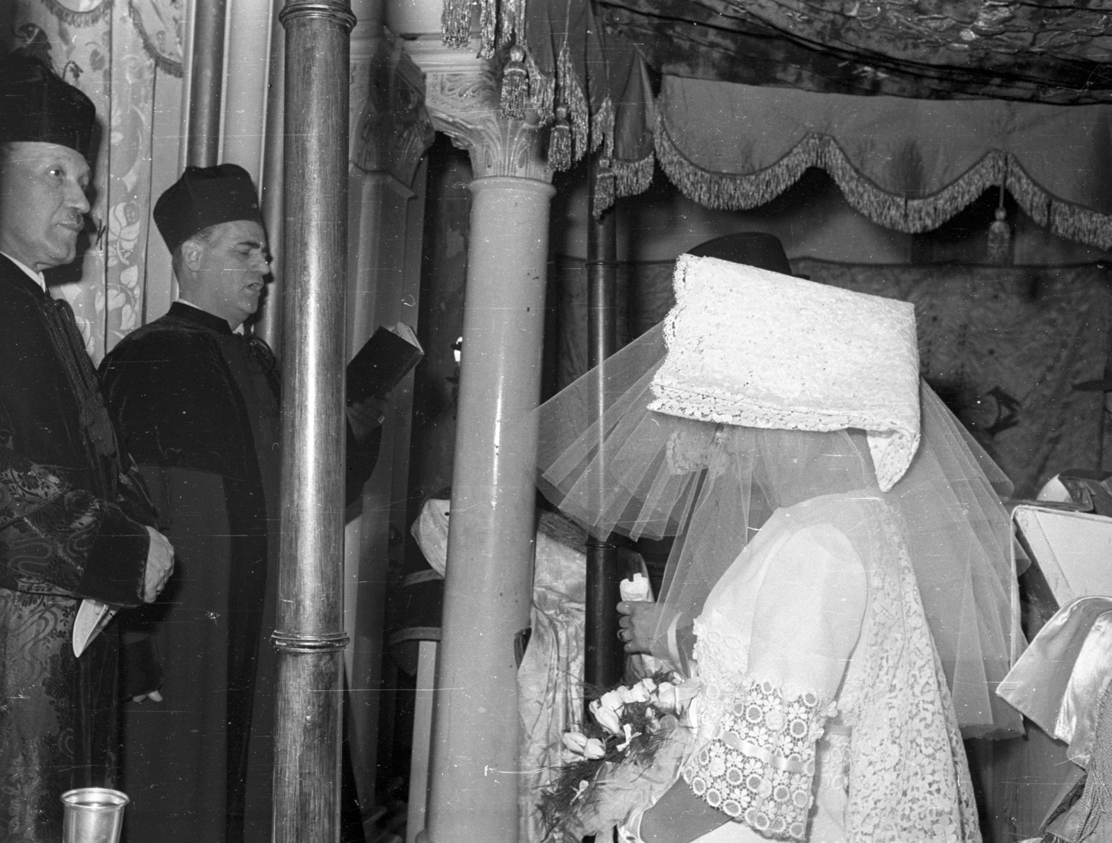 Hungary, Budapest VIII., József körút 27., az Országos Rabbiképző Intézet zsinagógája. A kép bal szélén dr. Scheiber Sándor, a rabbiképző igazgatója., 1969, Bauer Sándor, religion, wedding ceremony, judaism, Budapest, veil, Fortepan #114223